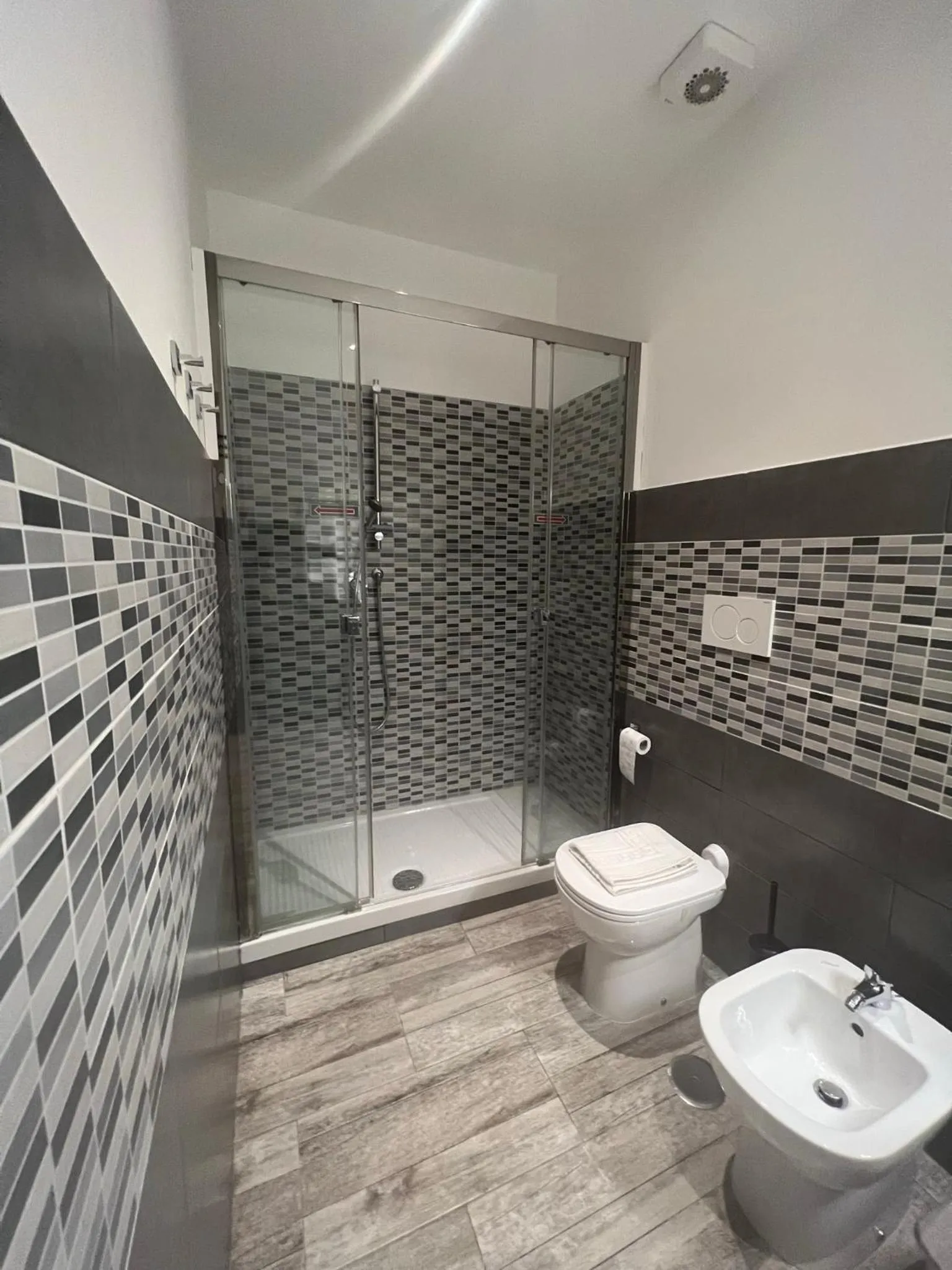 Shower in Kalasó Design Guest House - Rome Airport