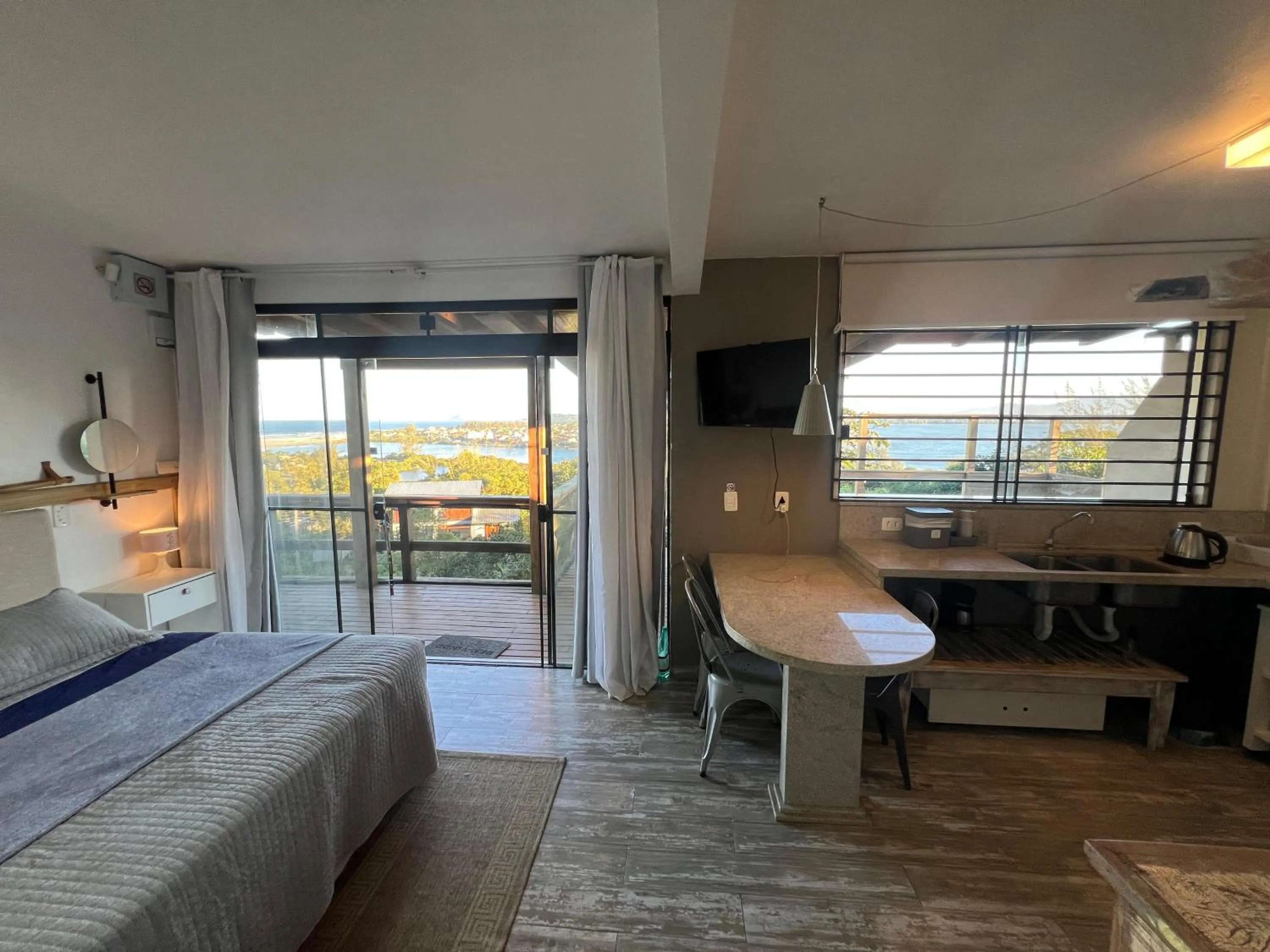 Kitchen or kitchenette, Bed in Chalés e Bangalôs Ibiraquera