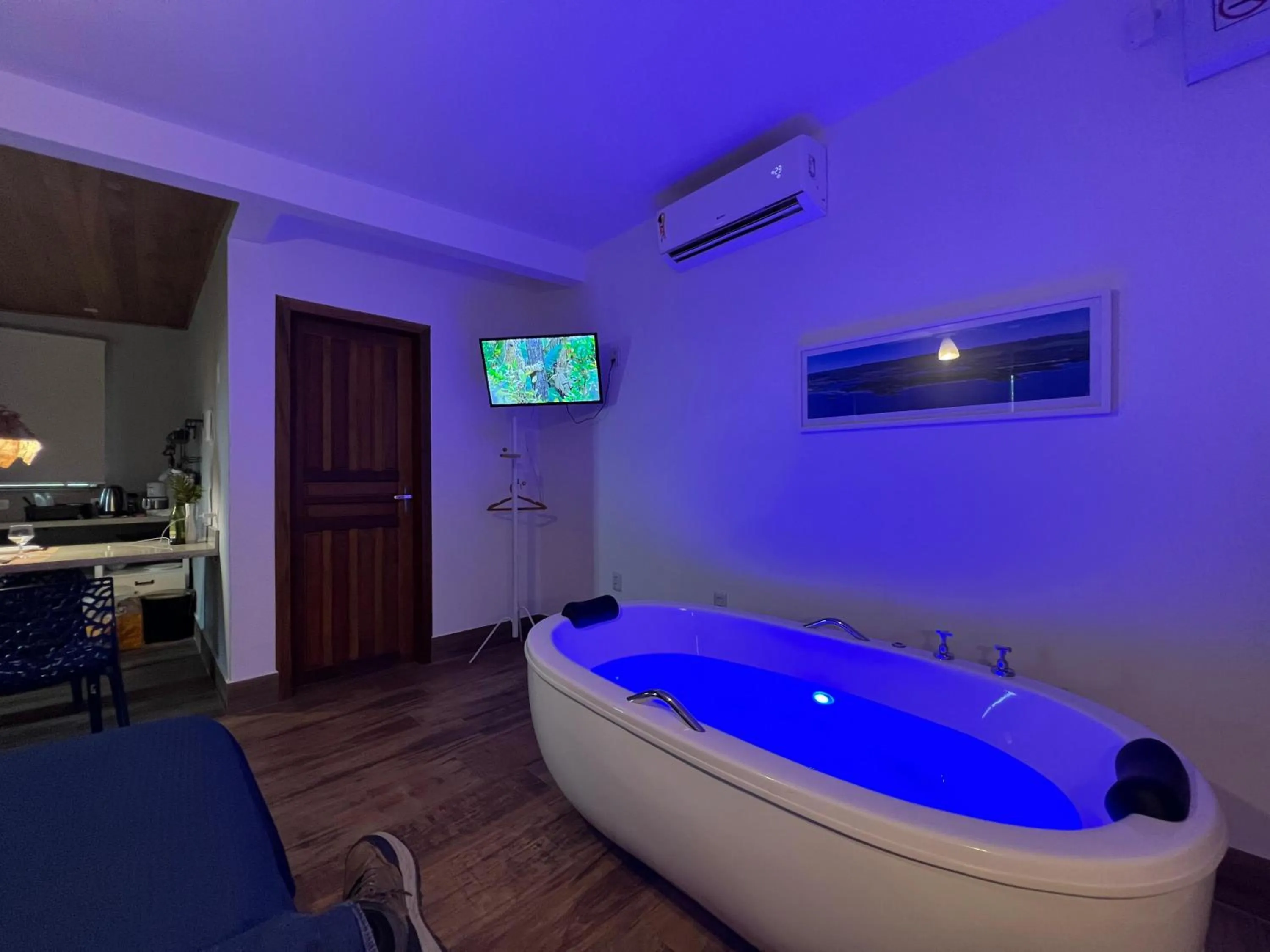 Communal lounge/ TV room in Chalés e Bangalôs Ibiraquera