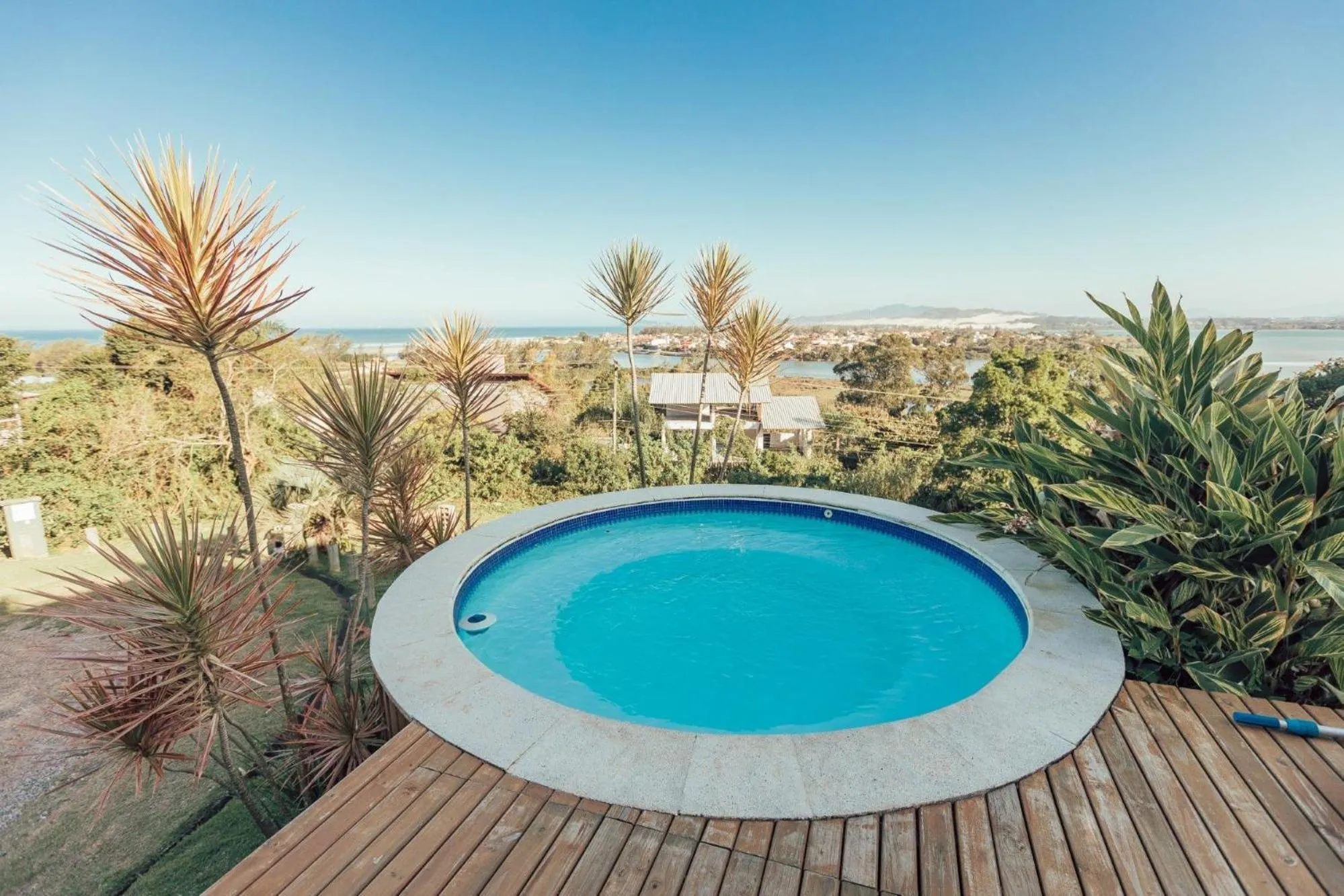 Swimming pool in Chalés e Bangalôs Ibiraquera