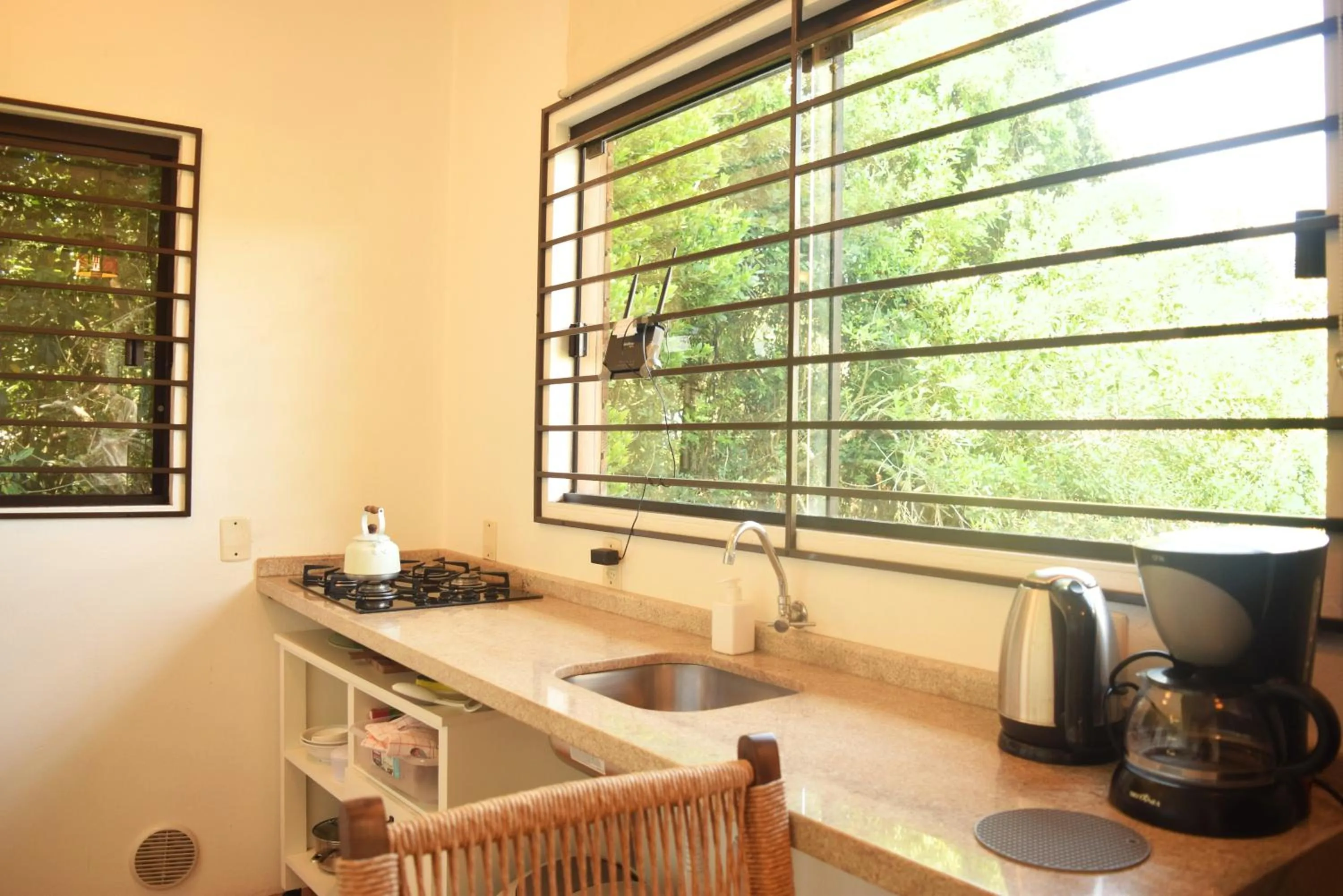 kitchen in Chalés e Bangalôs Ibiraquera