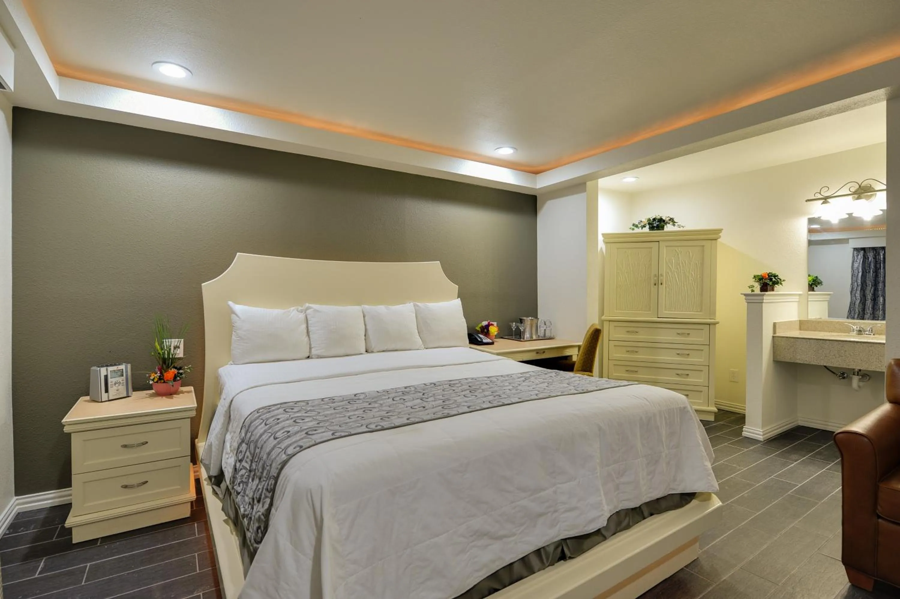 Coffee/tea facilities, Bed in Romantic Inn & Suites