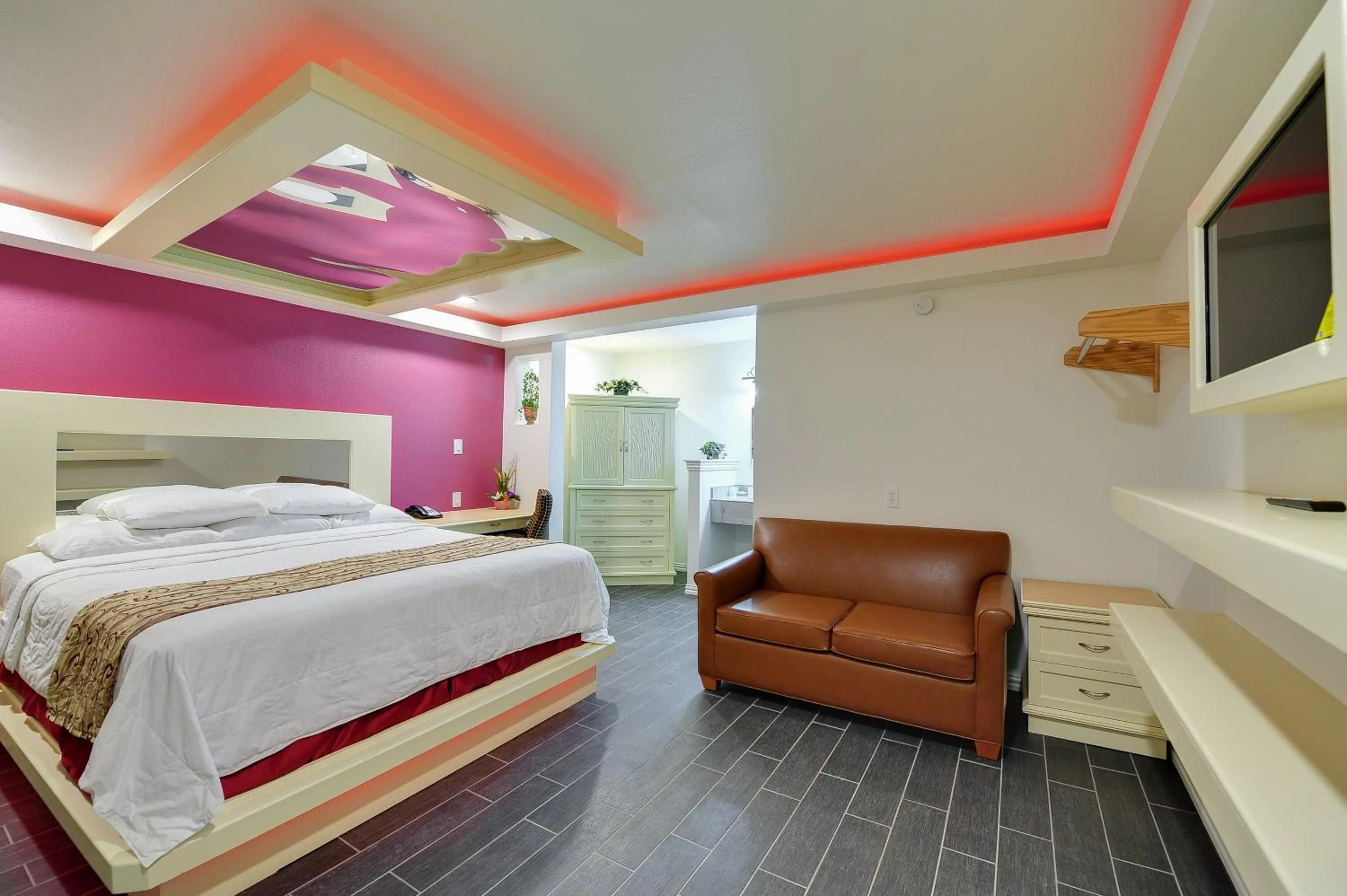 Coffee/tea facilities, Bed in Romantic Inn & Suites