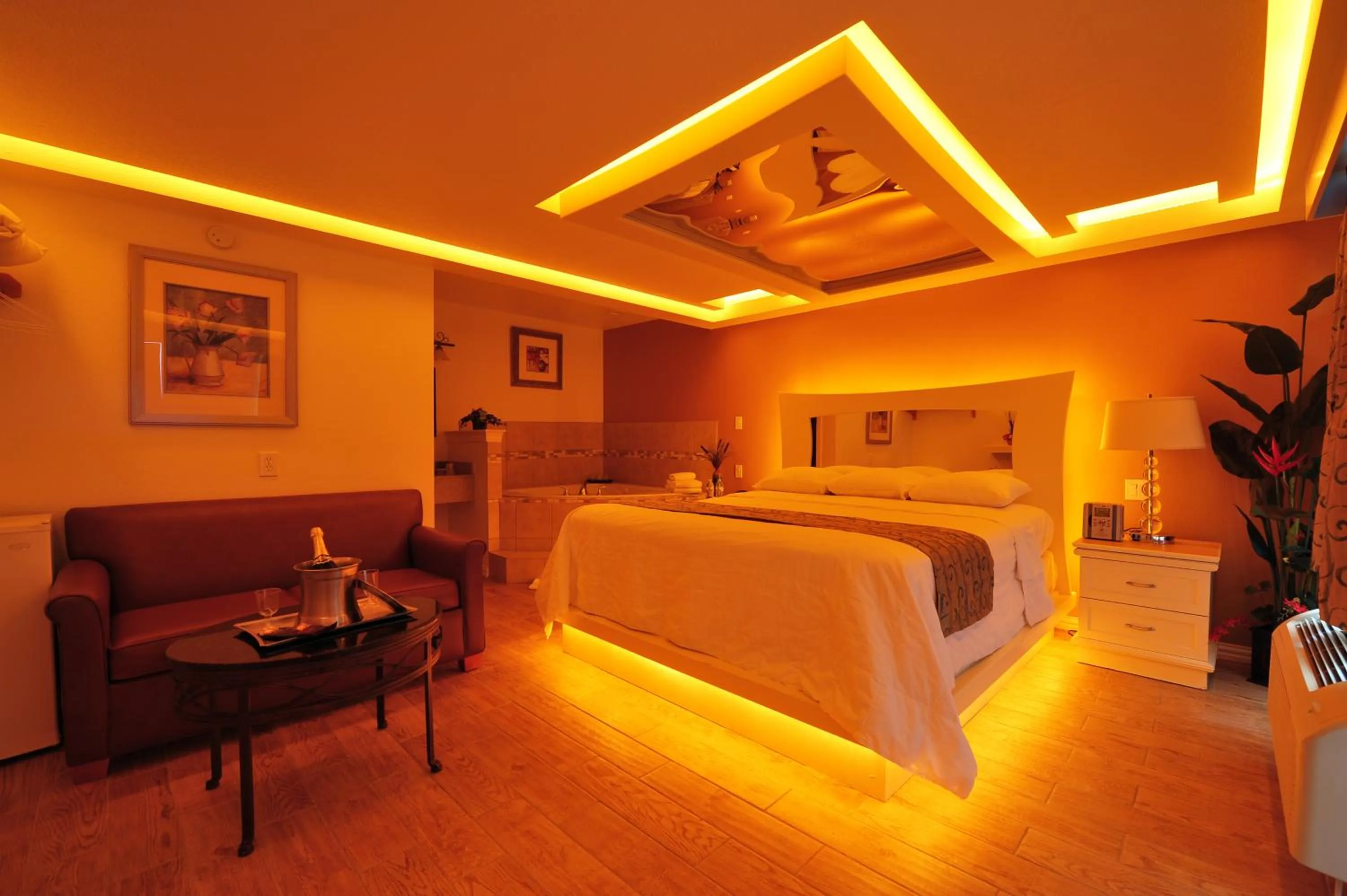 Coffee/tea facilities, Bed in Romantic Inn & Suites