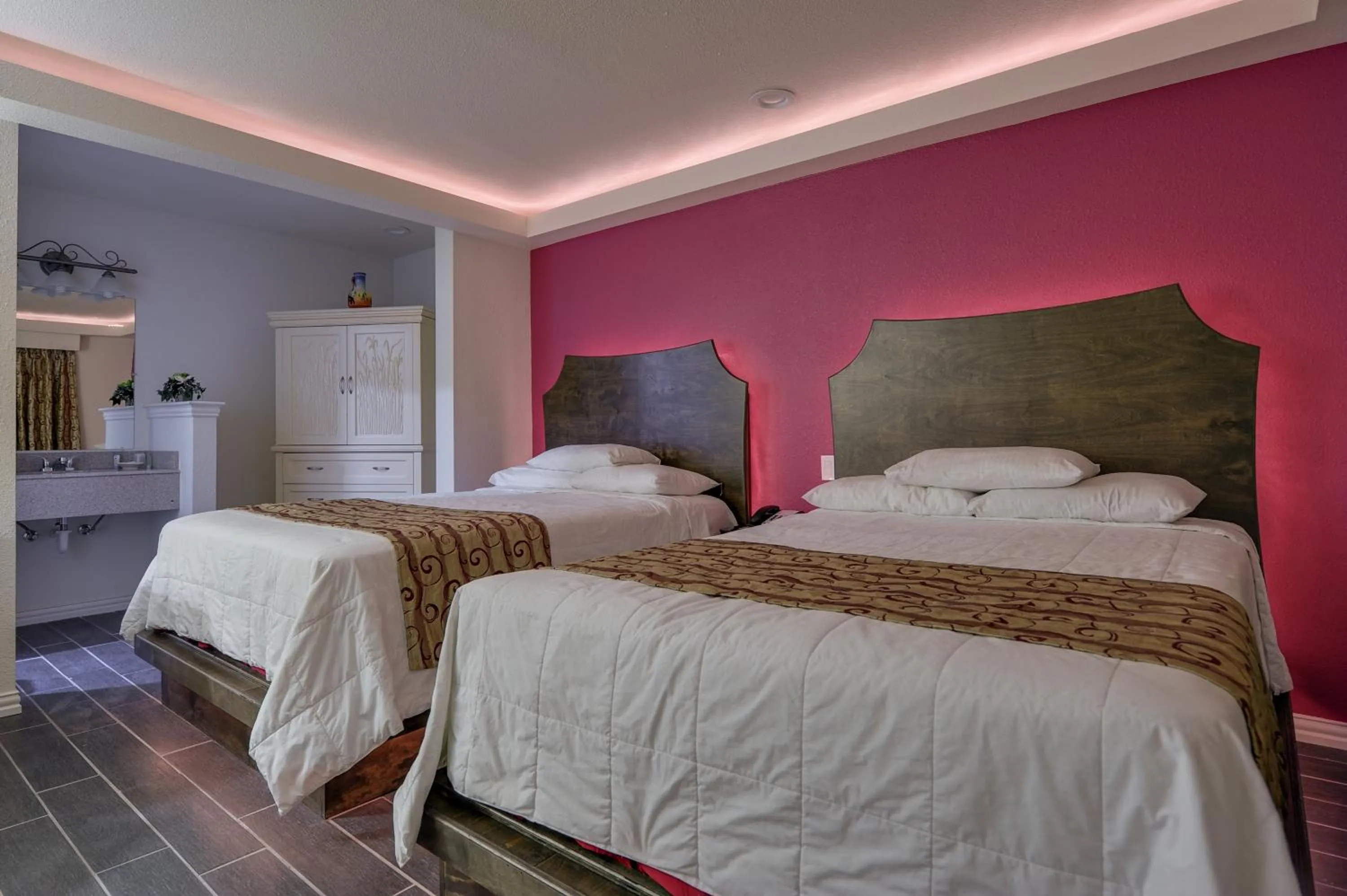 Coffee/tea facilities, Bed in Romantic Inn & Suites