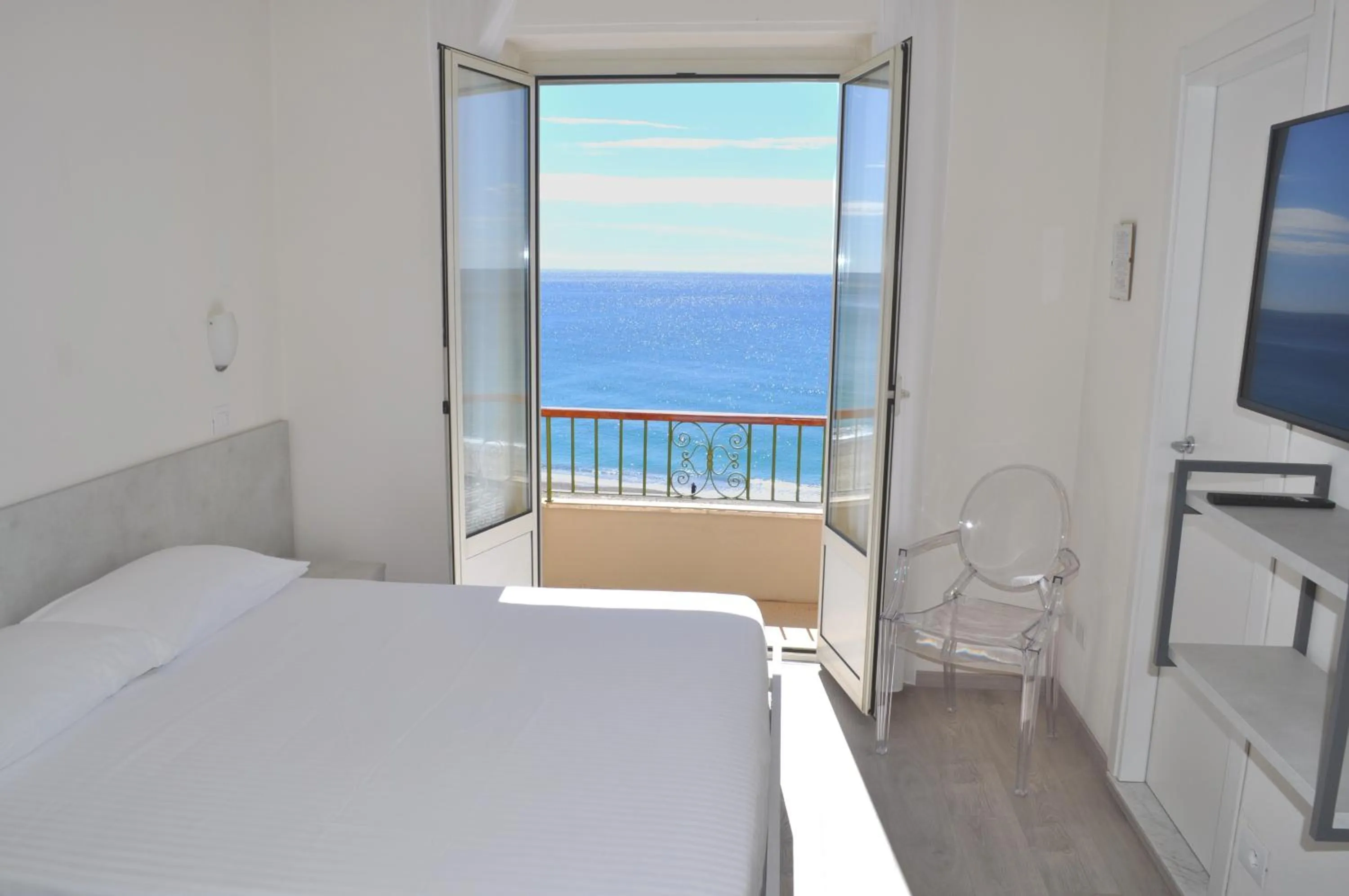 Spring, Bed in Hotel Boncardo