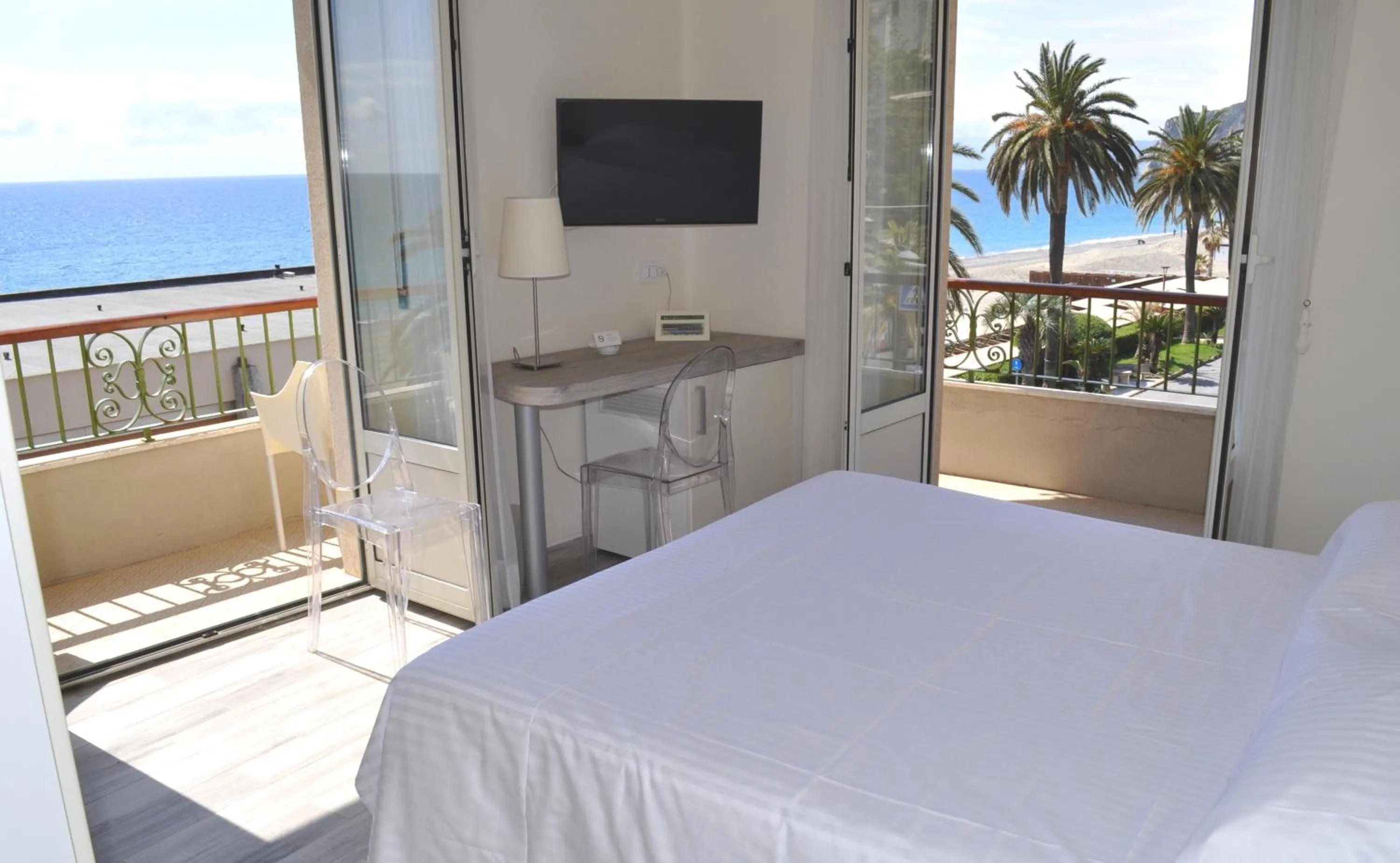 Balcony/Terrace, Bed in Hotel Boncardo