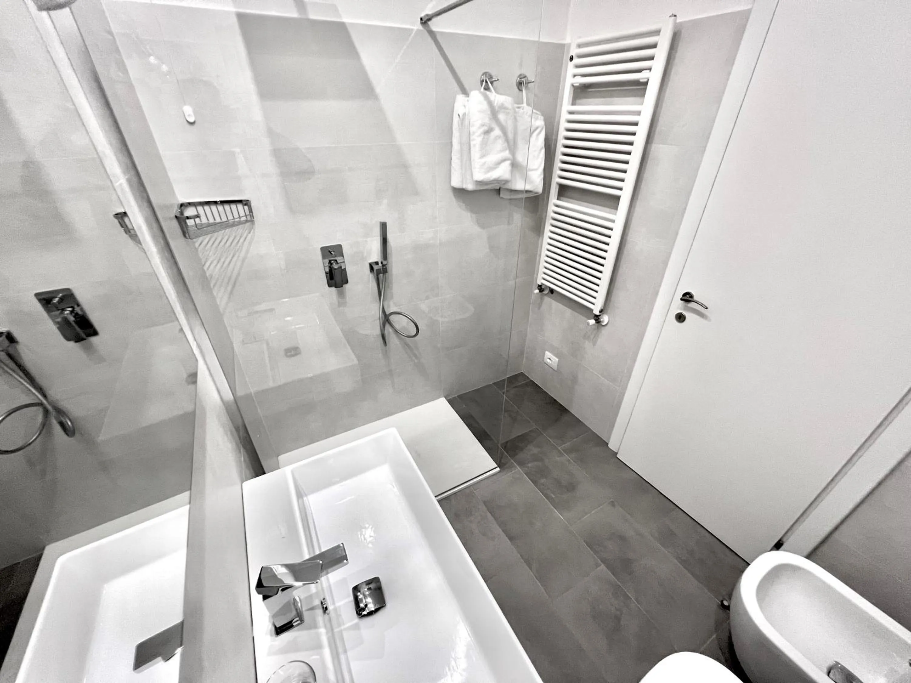 Shower in Hotel Boncardo