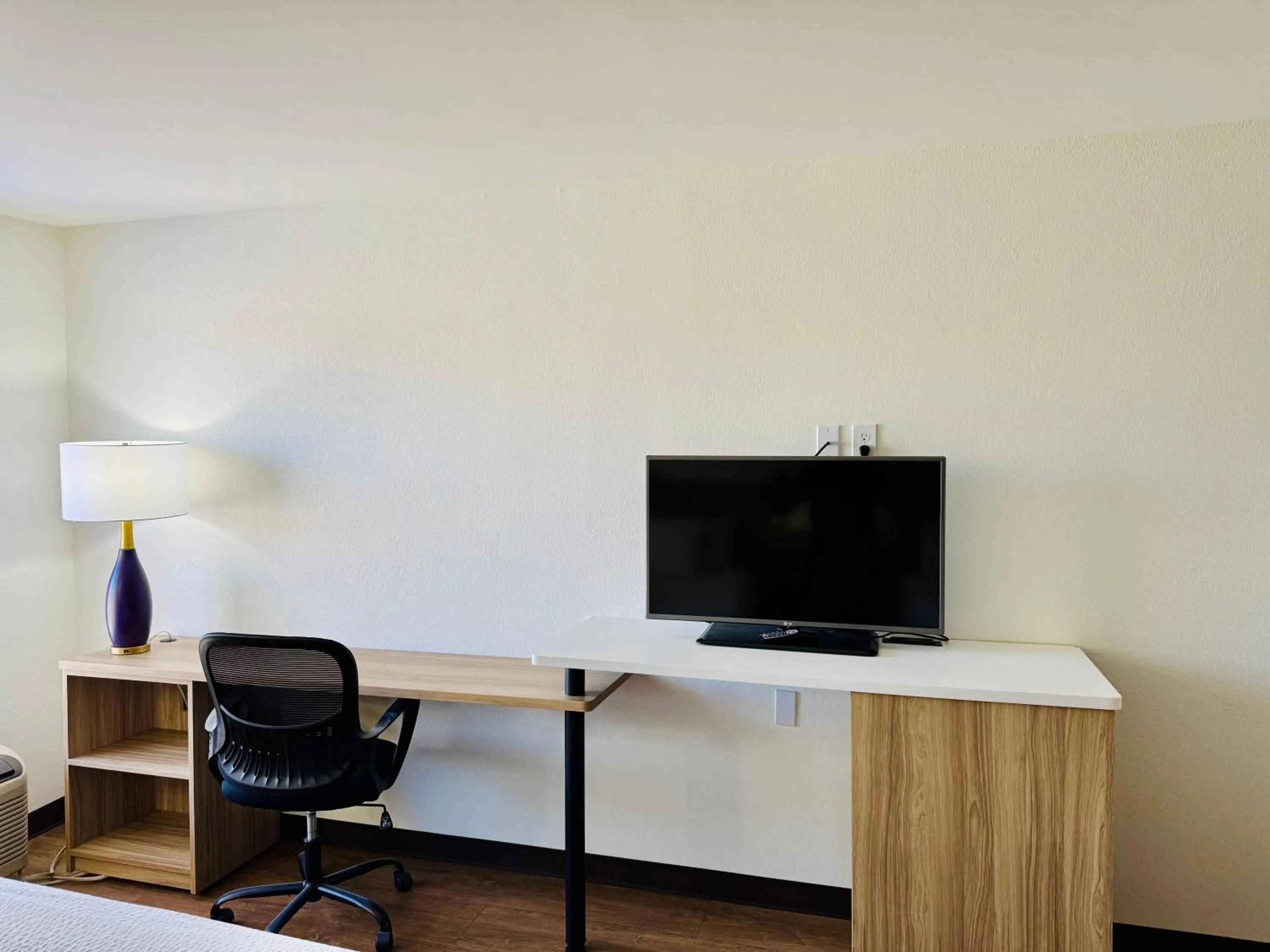 TV and multimedia in Days Inn by Wyndham Manassas