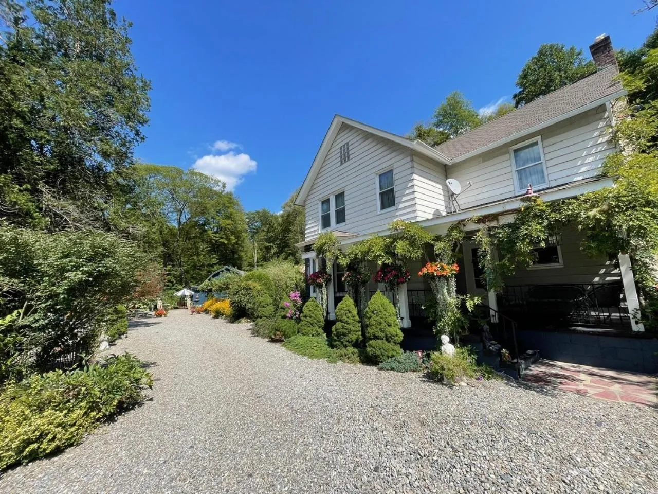 Property building in Beacon Hermitage