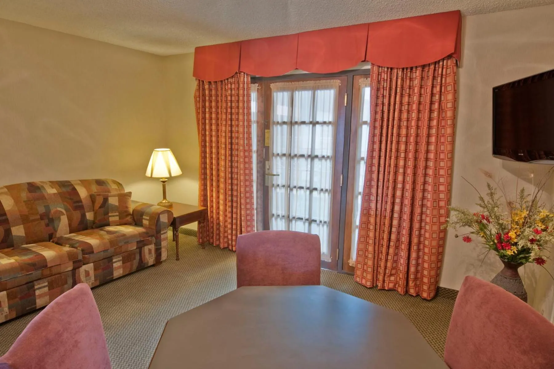 Living room in MCM Elegante Suites Abilene