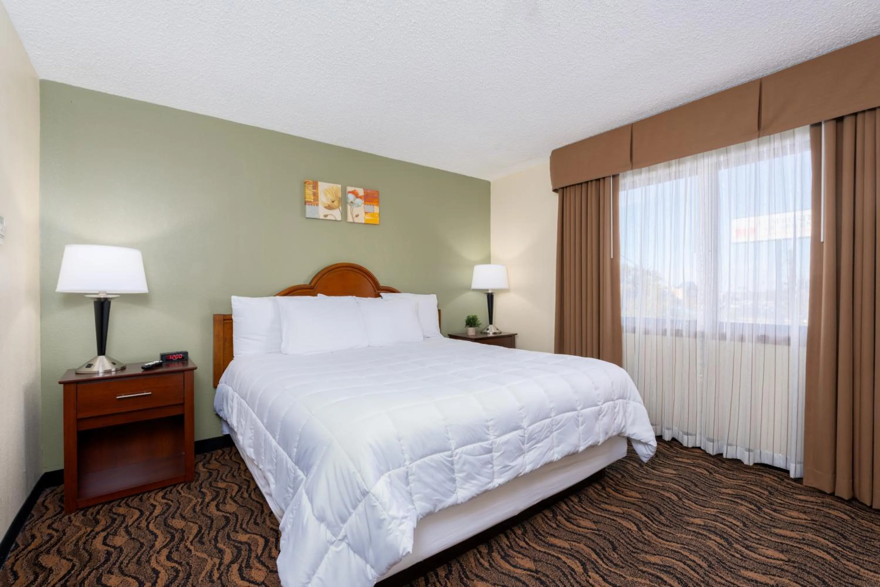 Bedroom, Bed in MCM Elegante Suites Abilene