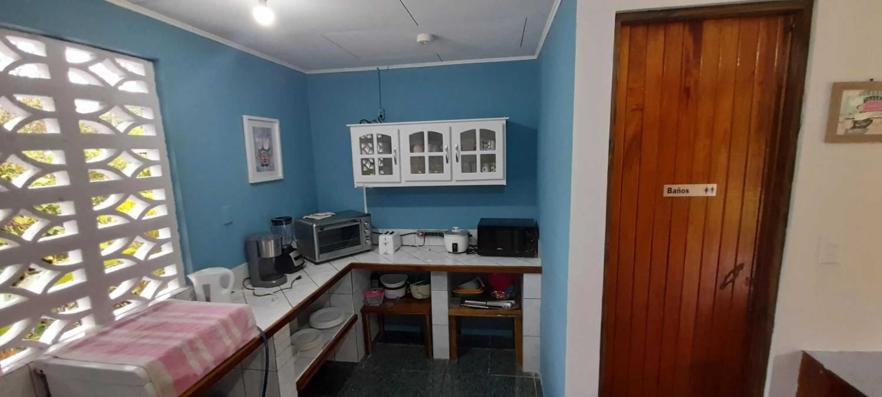 Communal kitchen in Hotel El Colibri Rojo
