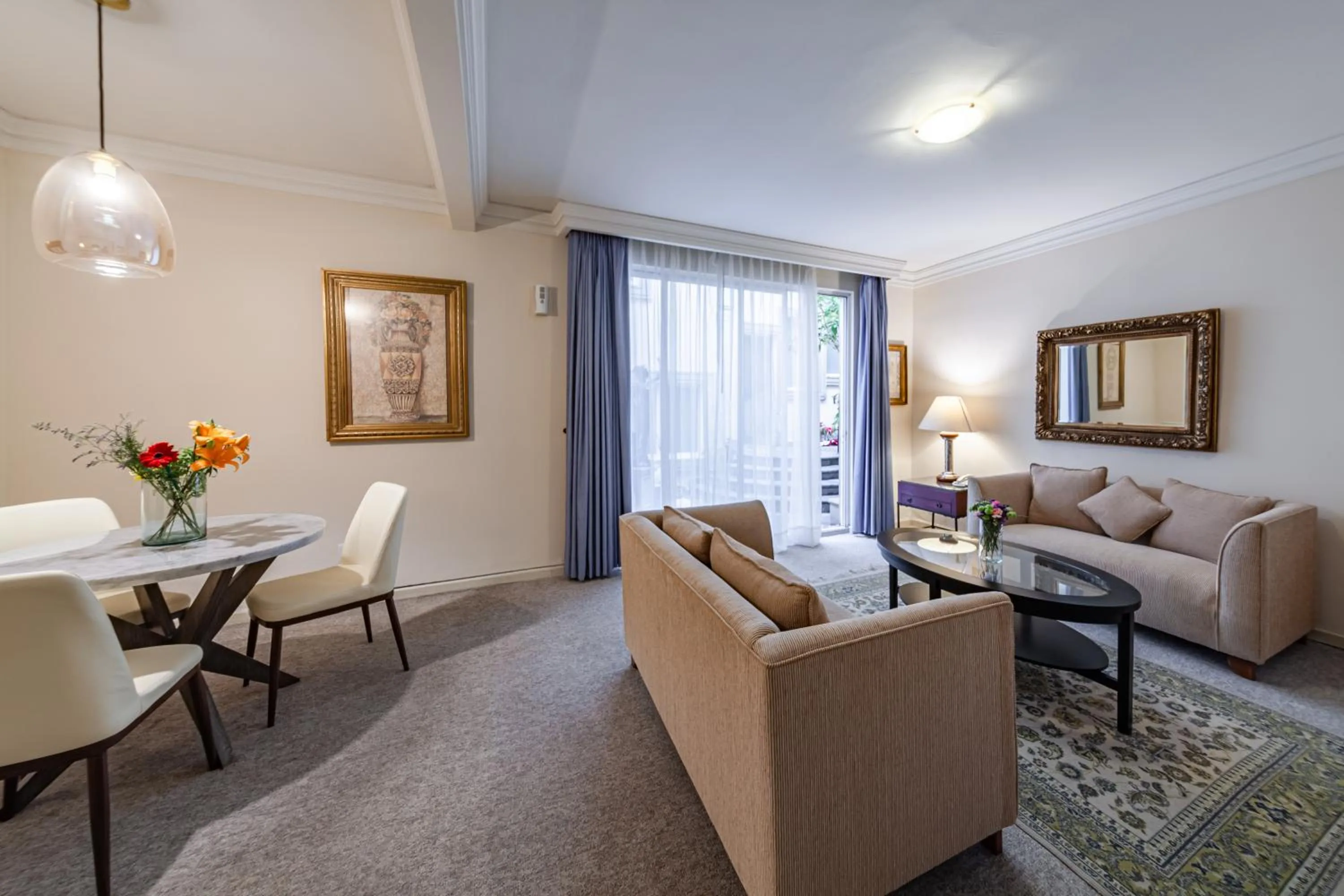 Living room in Suites Newton