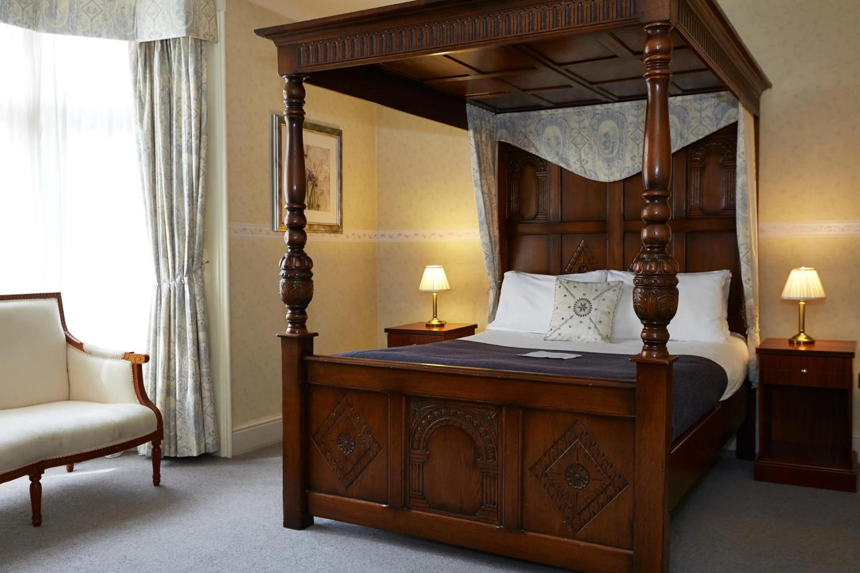 Bedroom, Bed in Royal George Hotel by Greene King Inns