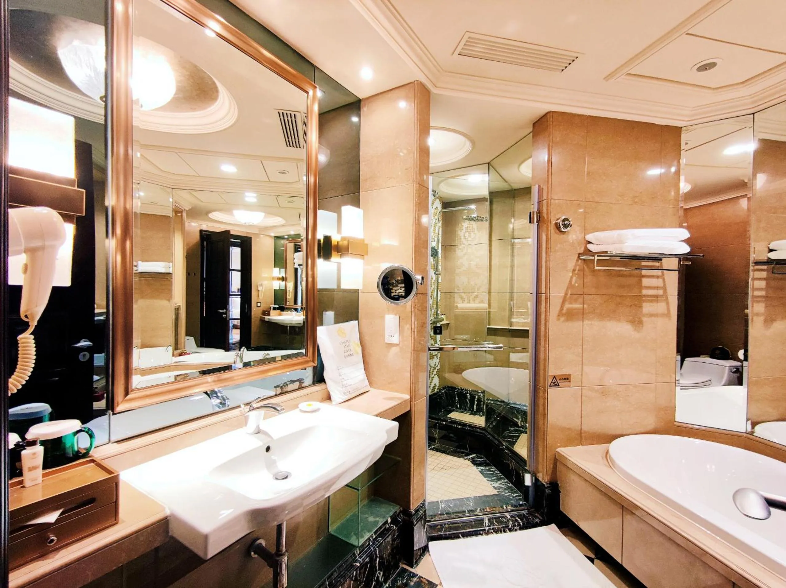 Bathroom, Bed in Chateau Star River Guangzhou-Free Shuttle Between Hotel And Exhibition Center & Welcome Drink During Canton Fair