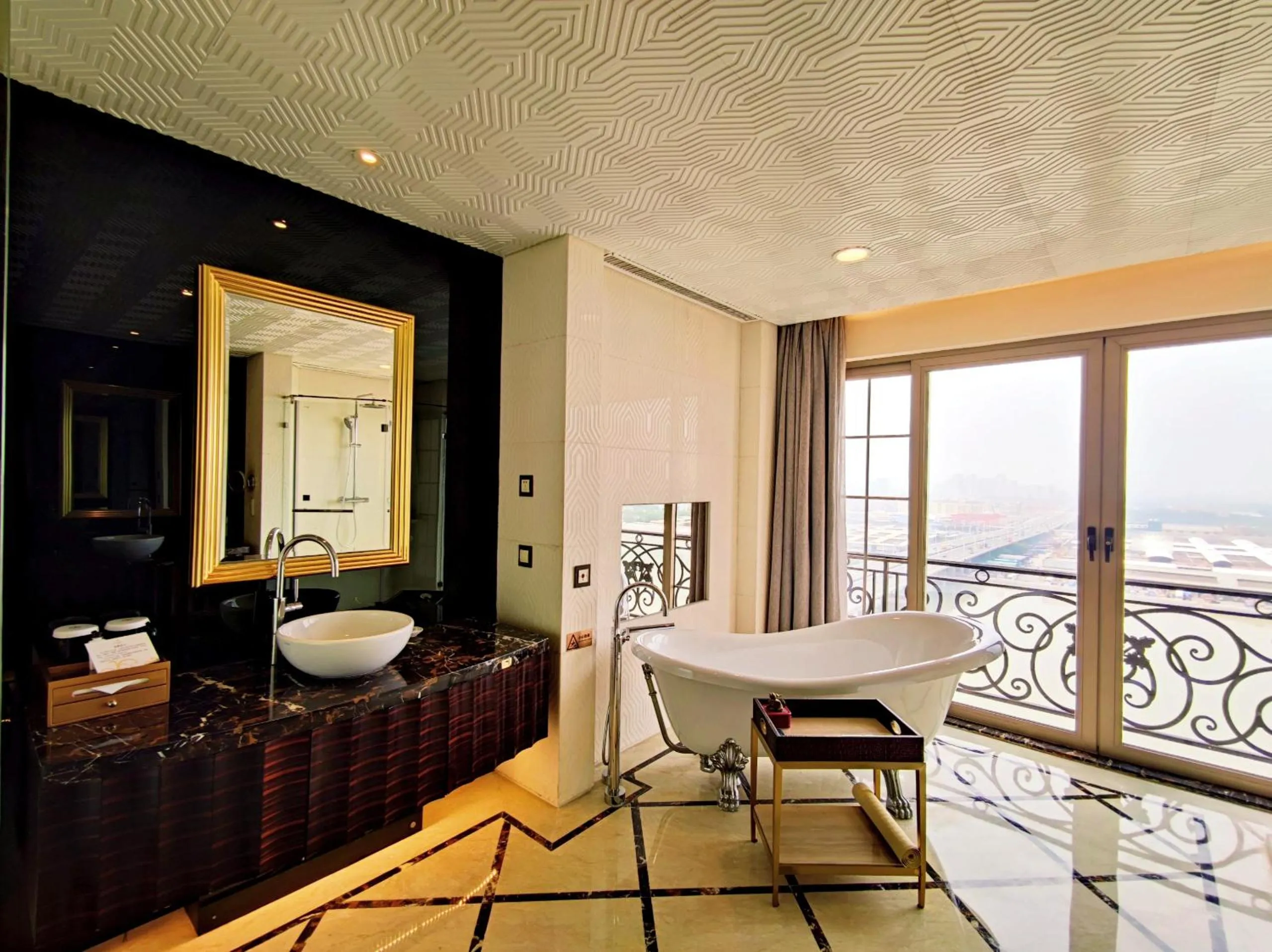 Bathroom in Chateau Star River Guangzhou-Free Shuttle Between Hotel And Exhibition Center & Welcome Drink During Canton Fair