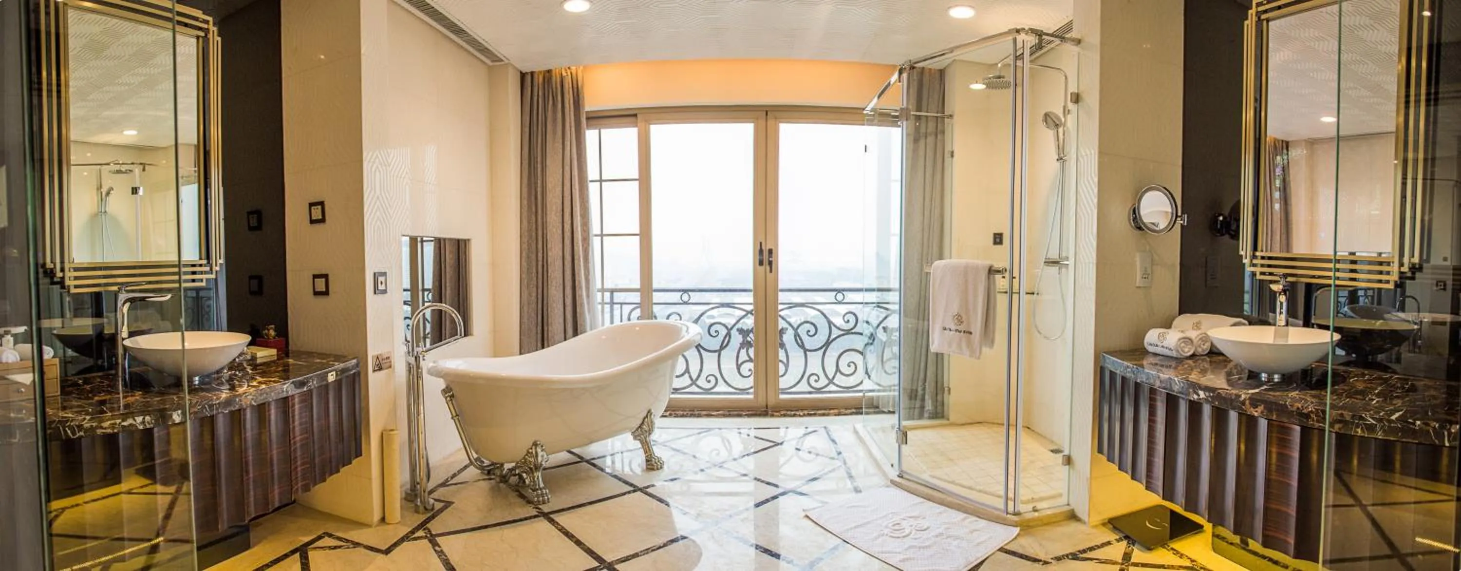 Bathroom in Chateau Star River Guangzhou-Free Shuttle Between Hotel And Exhibition Center & Welcome Drink During Canton Fair