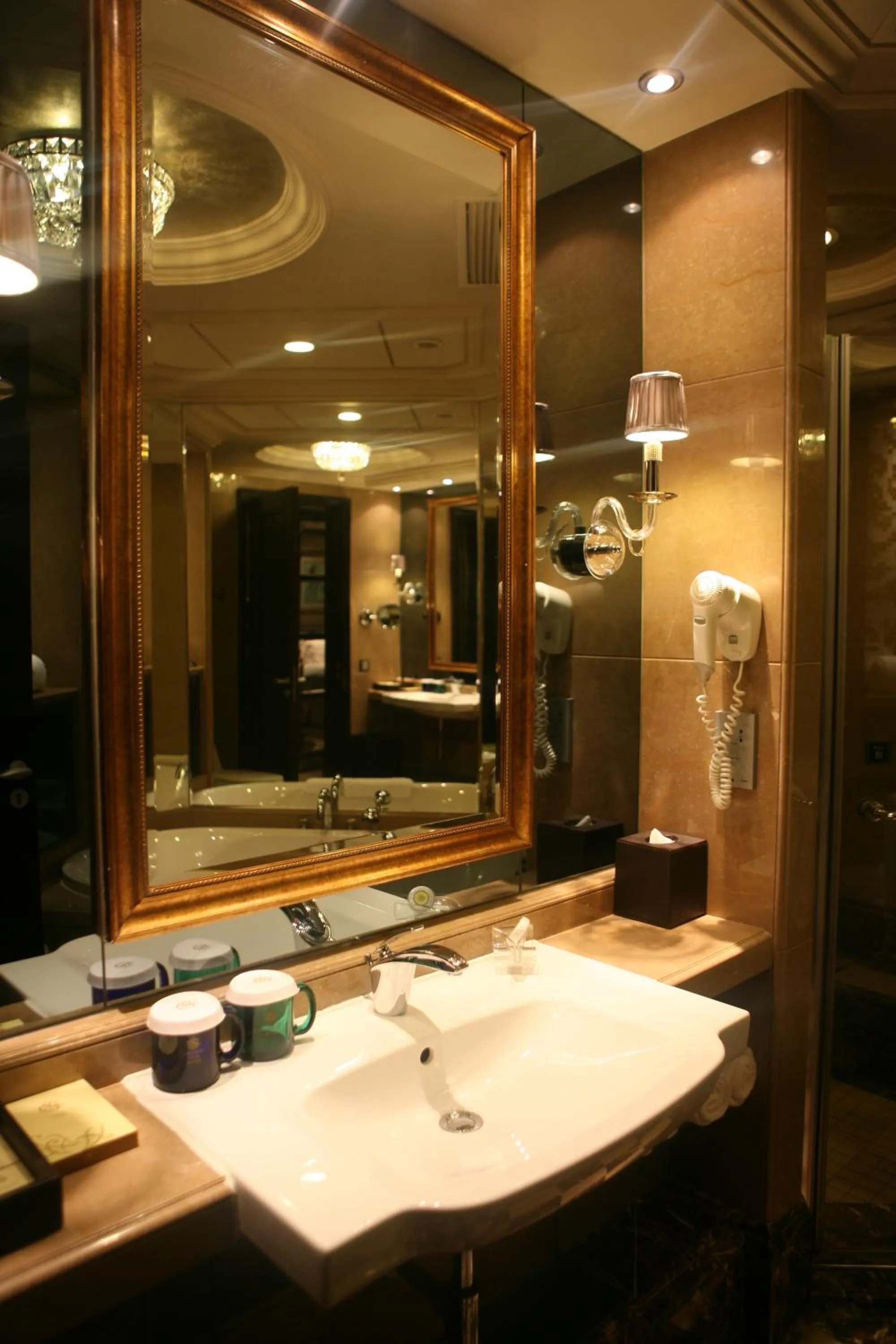 Bathroom in Chateau Star River Guangzhou-Free Shuttle Between Hotel And Exhibition Center & Welcome Drink During Canton Fair