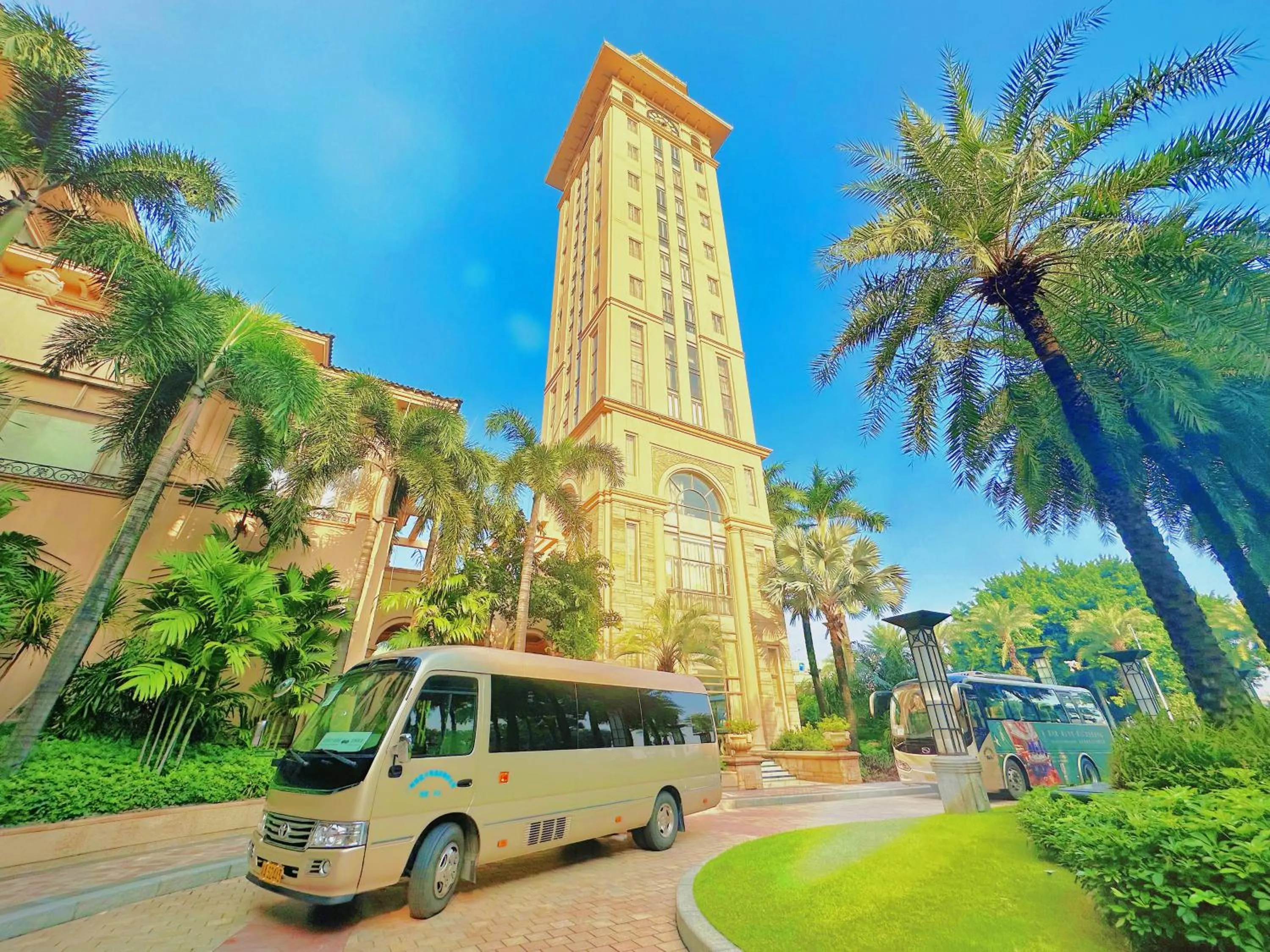 Property building in Chateau Star River Guangzhou-Free Shuttle Between Hotel And Exhibition Center & Welcome Drink During Canton Fair