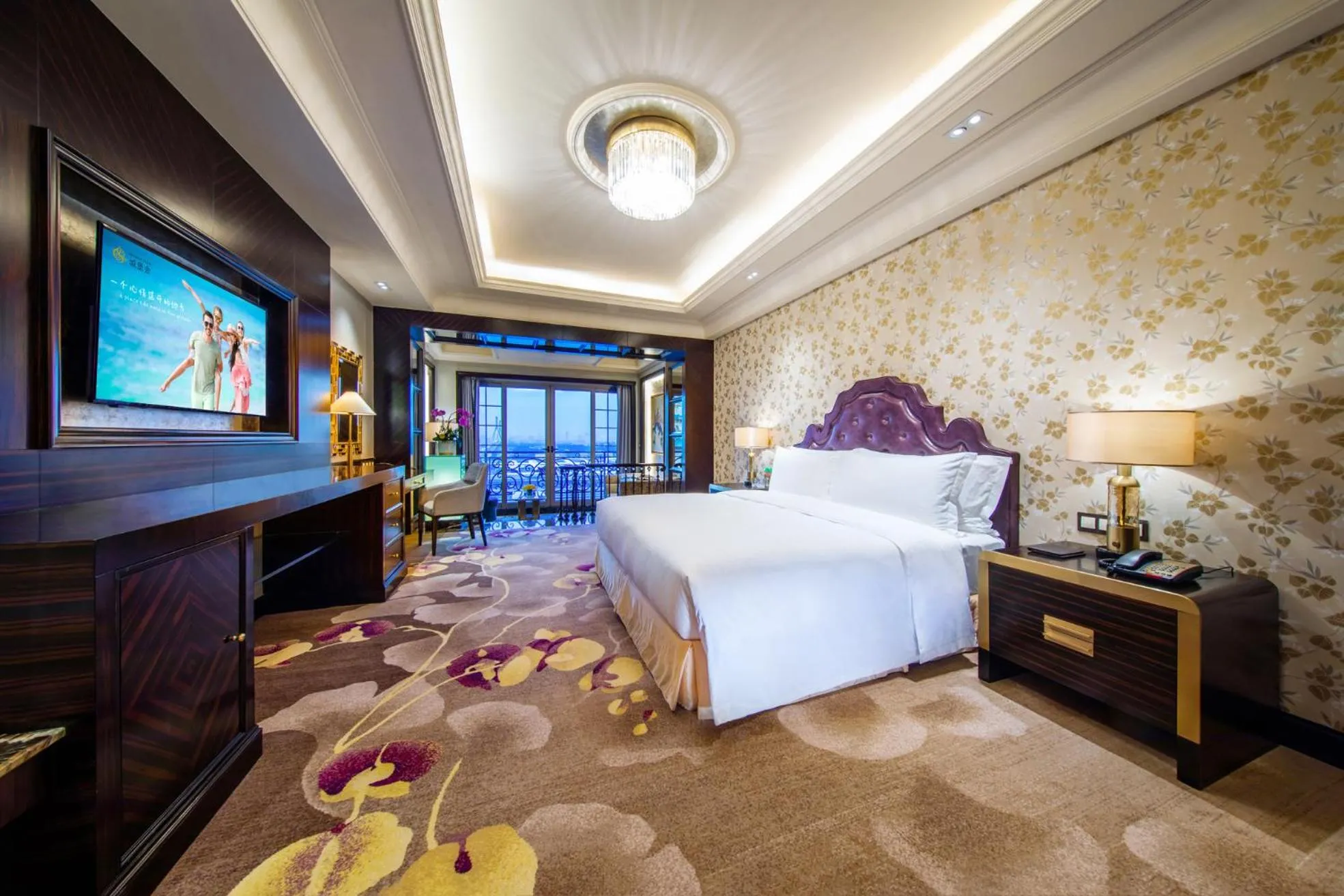 Photo of the whole room, Bed in Chateau Star River Guangzhou-Free Shuttle Between Hotel And Exhibition Center & Welcome Drink During Canton Fair