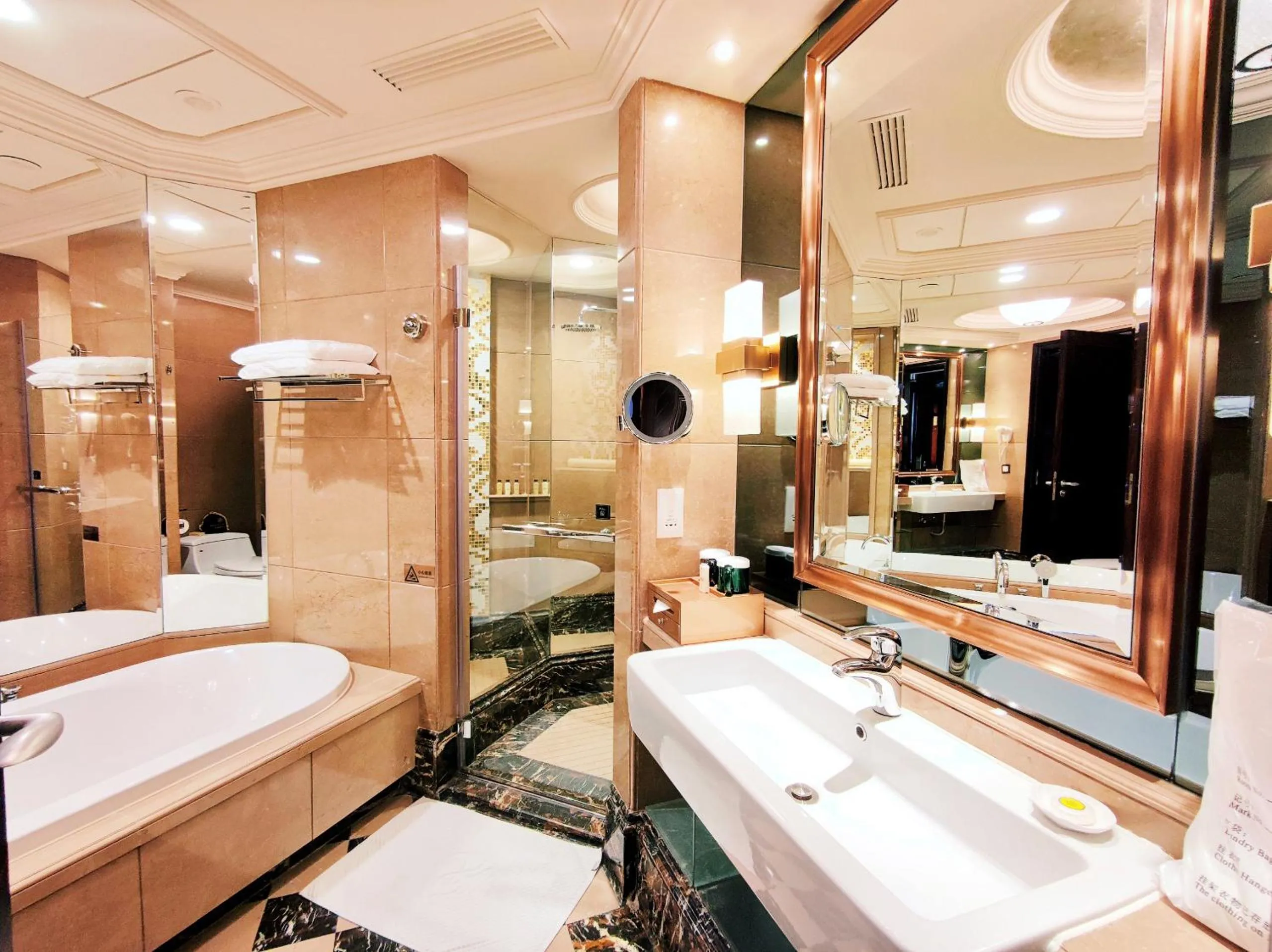 Bathroom in Chateau Star River Guangzhou-Free Shuttle Between Hotel And Exhibition Center & Welcome Drink During Canton Fair