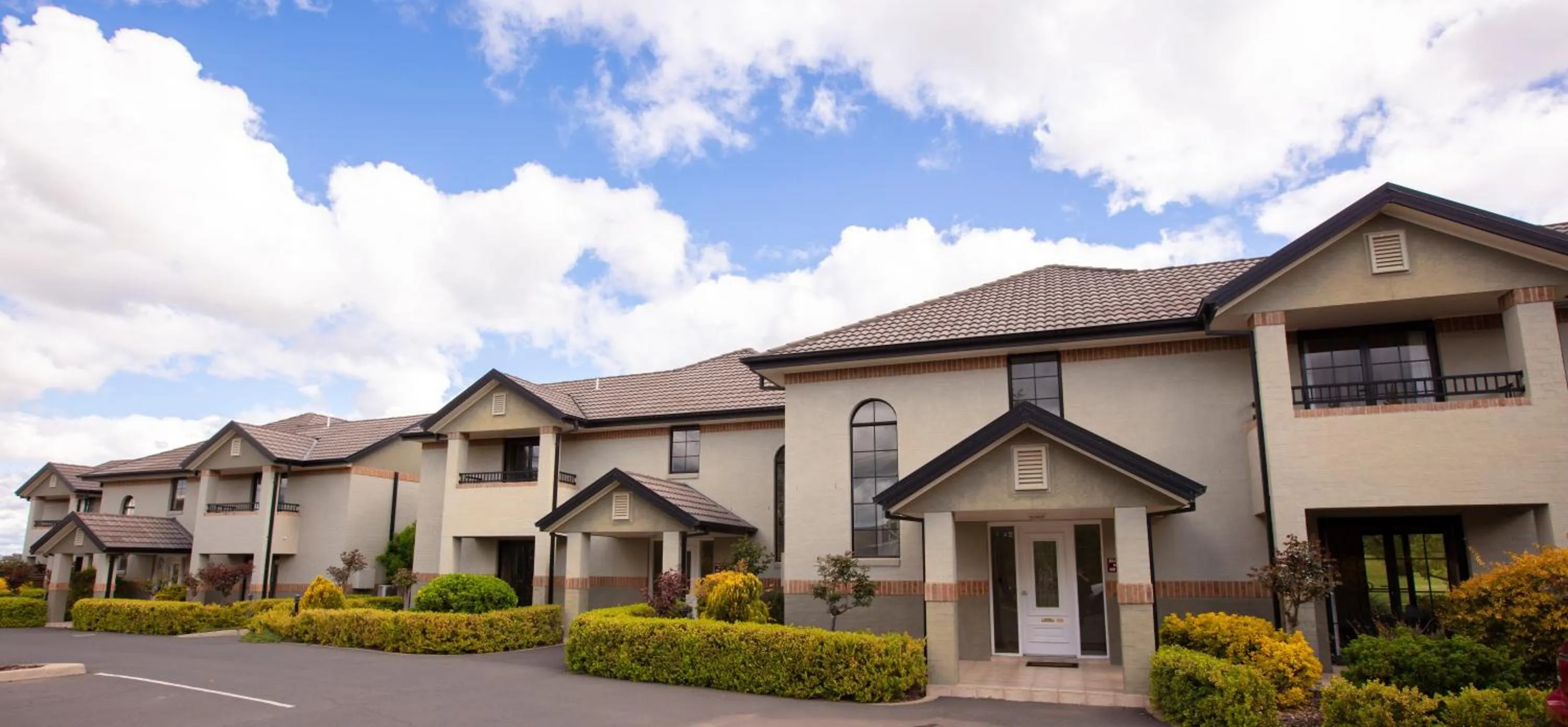 Property building in Cootamundra Heritage Motel & Apartments