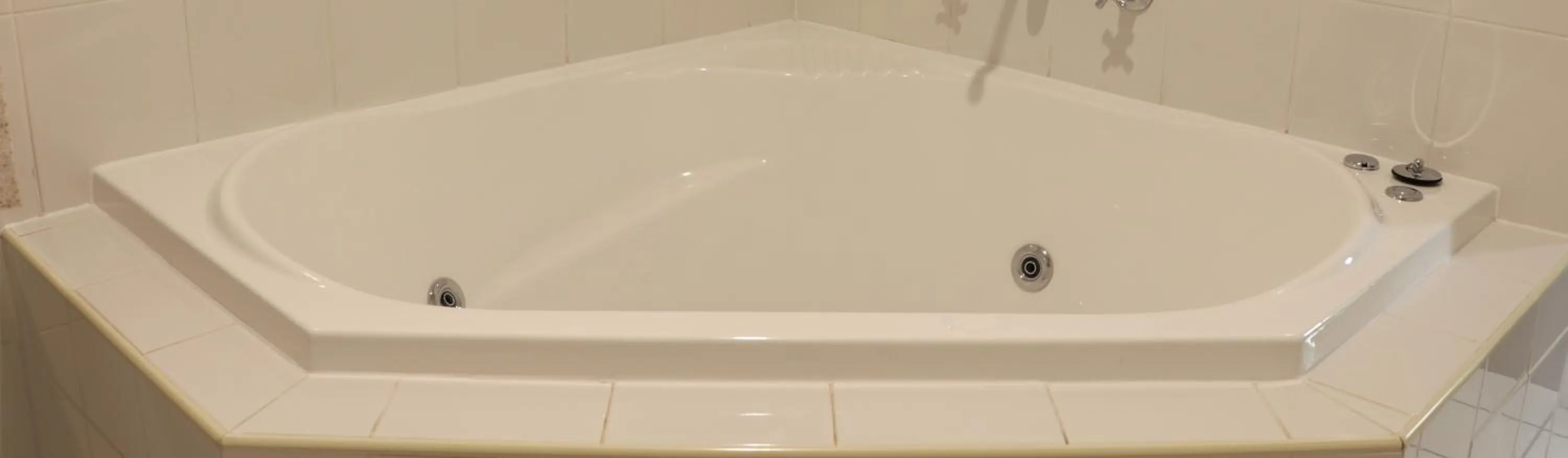 Bath in Cootamundra Heritage Motel & Apartments