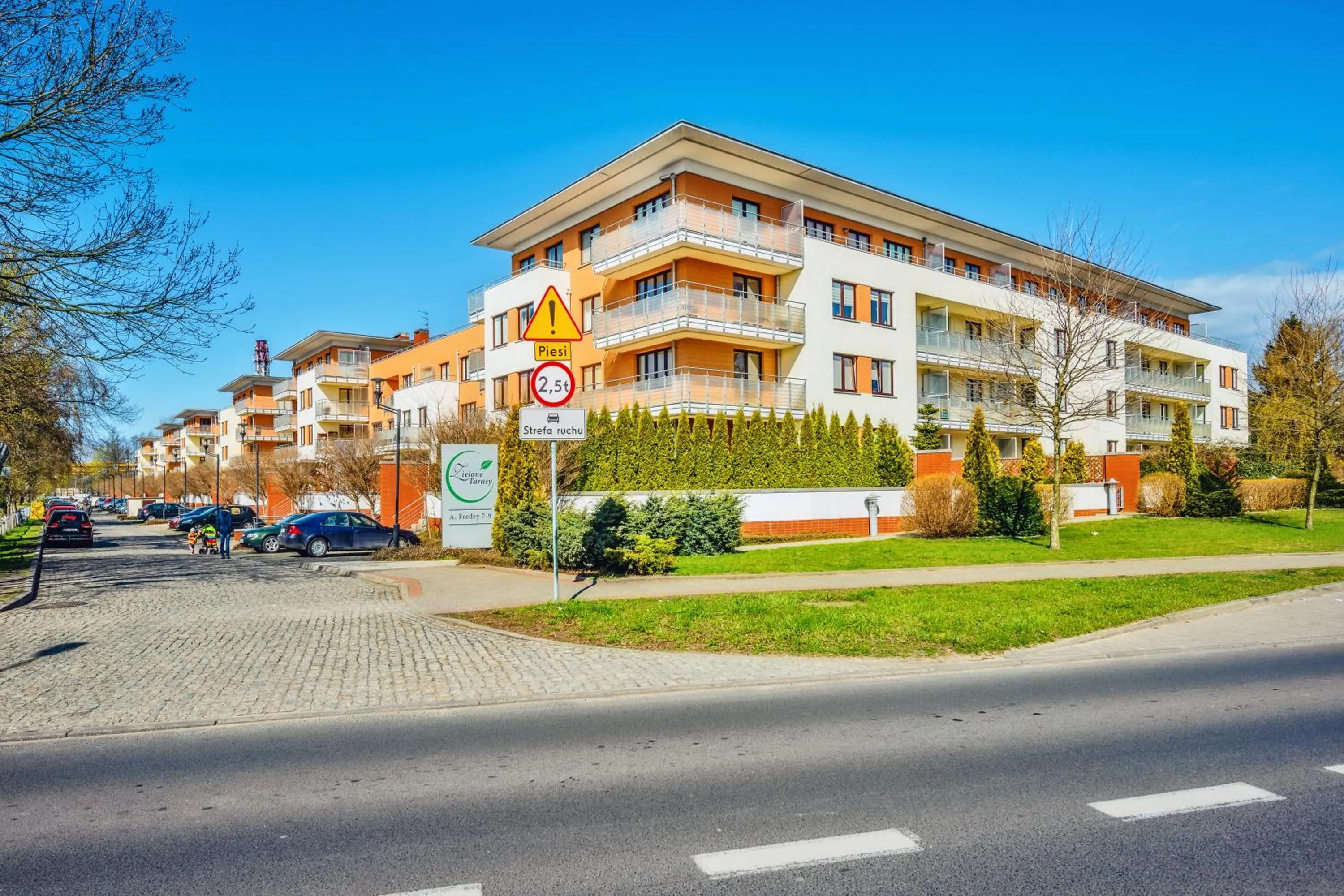 Property building in Zielone Tarasy, Sun & Snow