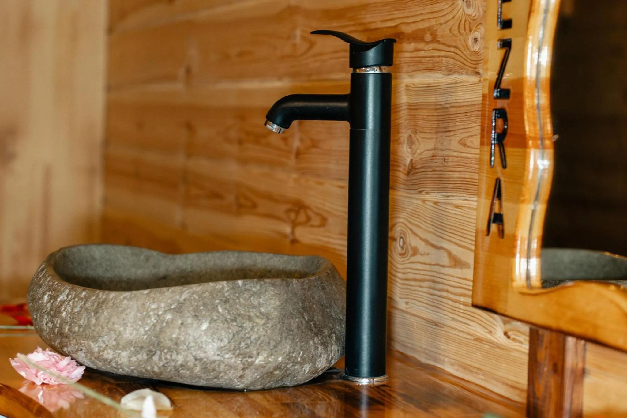 Kitchen or kitchenette in Mezrasuit Bungalov