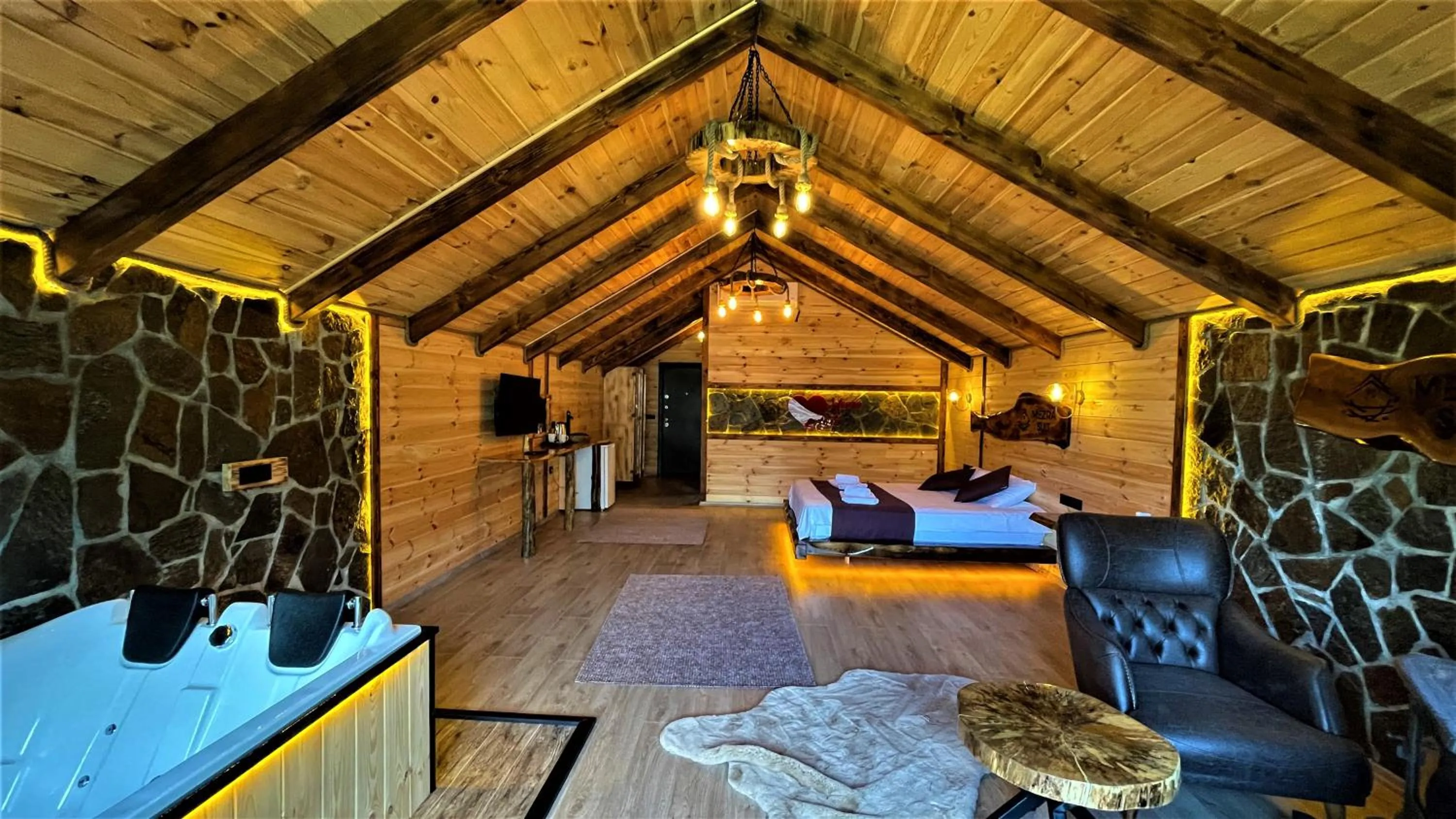 Communal lounge/ TV room in Mezrasuit Bungalov