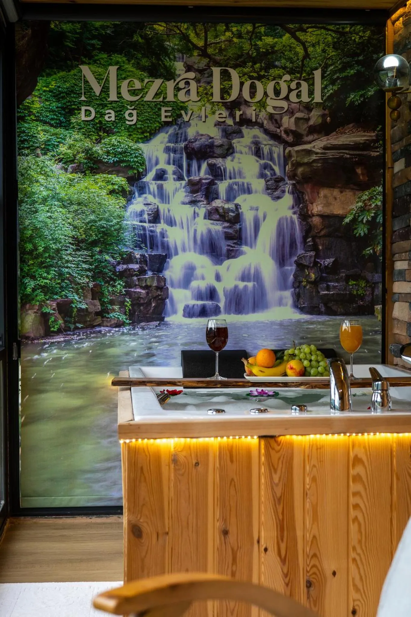 Text overlay in Mezrasuit Bungalov