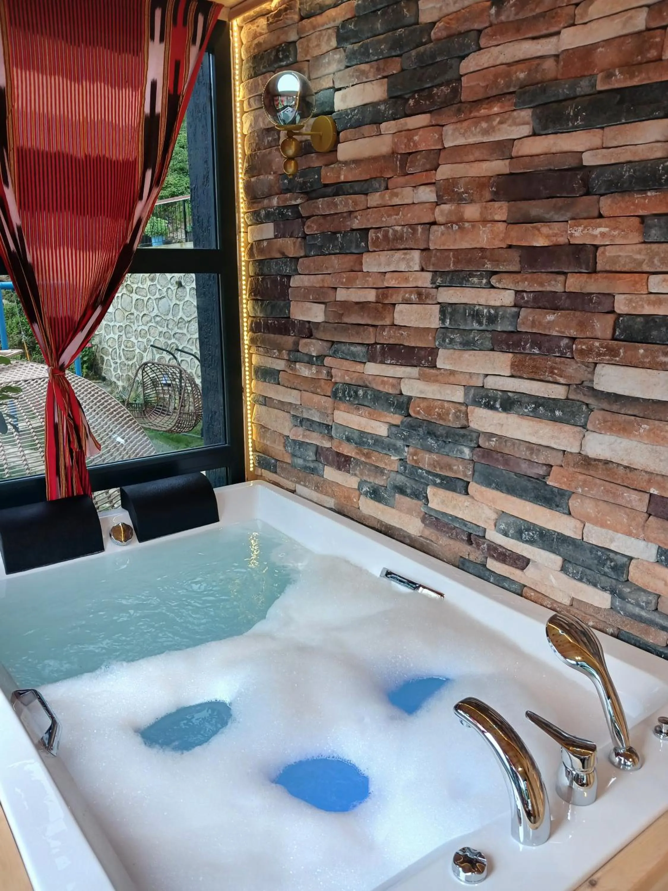 Hot Tub in Mezrasuit Bungalov