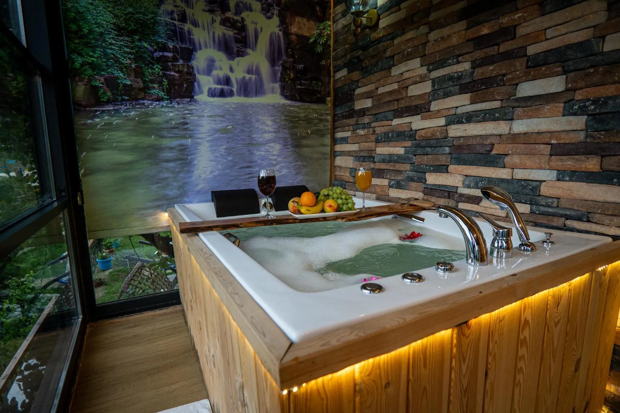 Hot Tub in Mezrasuit Bungalov