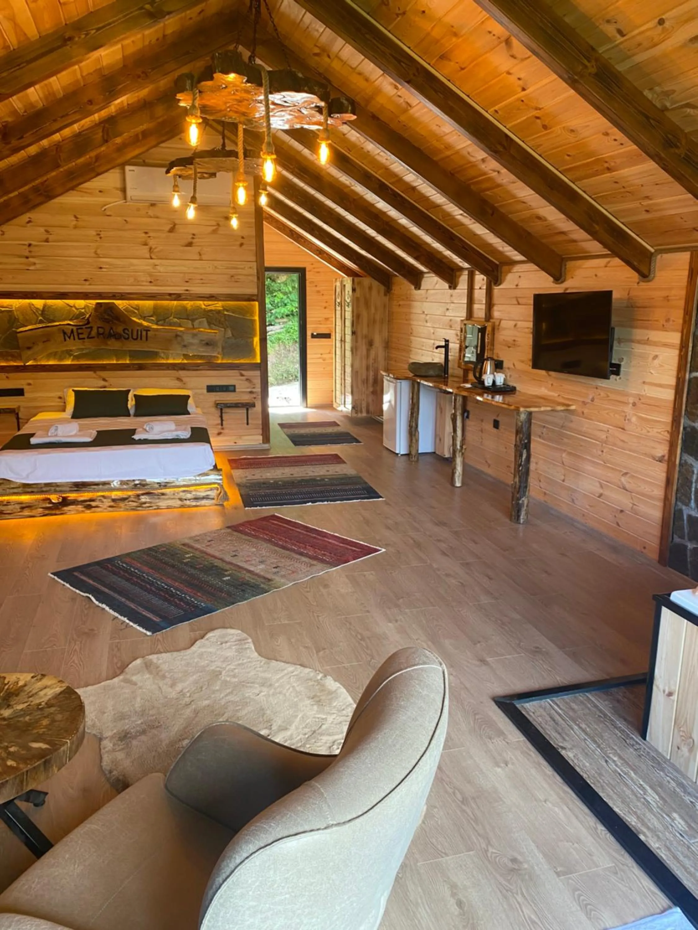 Communal lounge/ TV room, Bed in Mezrasuit Bungalov