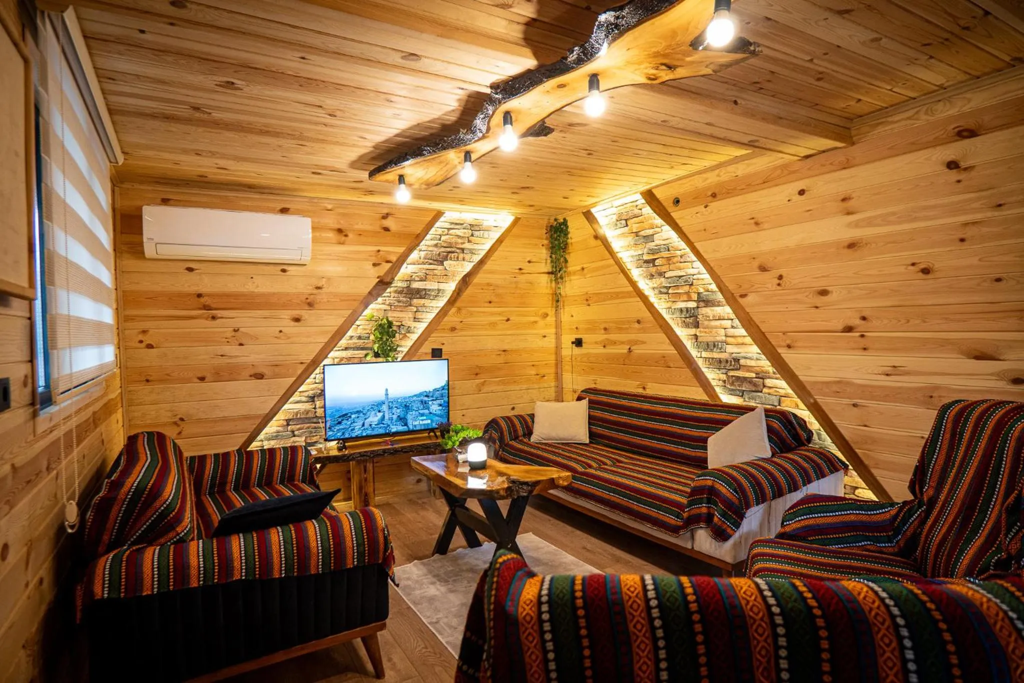 Communal lounge/ TV room in Mezrasuit Bungalov