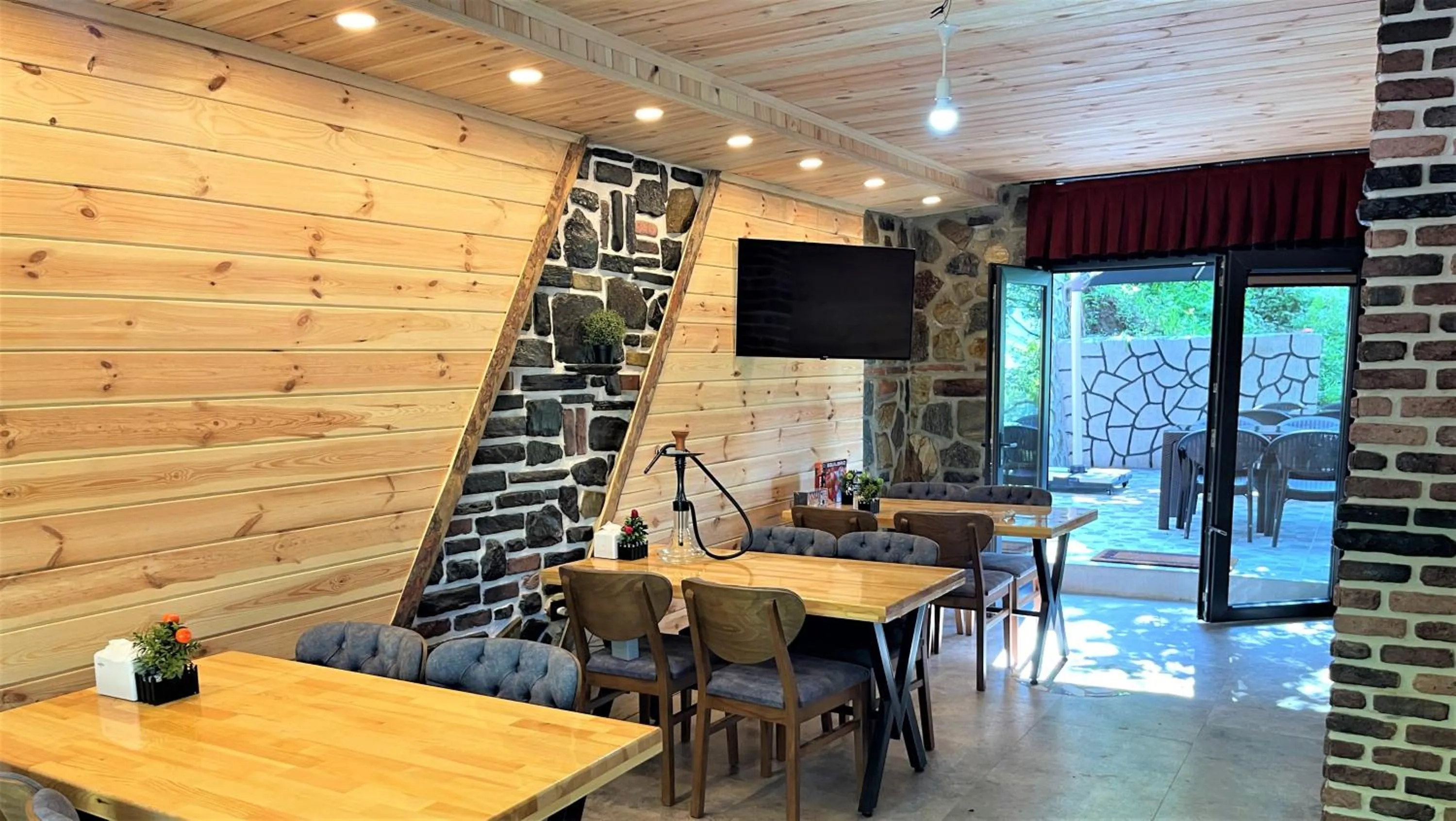 Restaurant/places to eat in Mezrasuit Bungalov