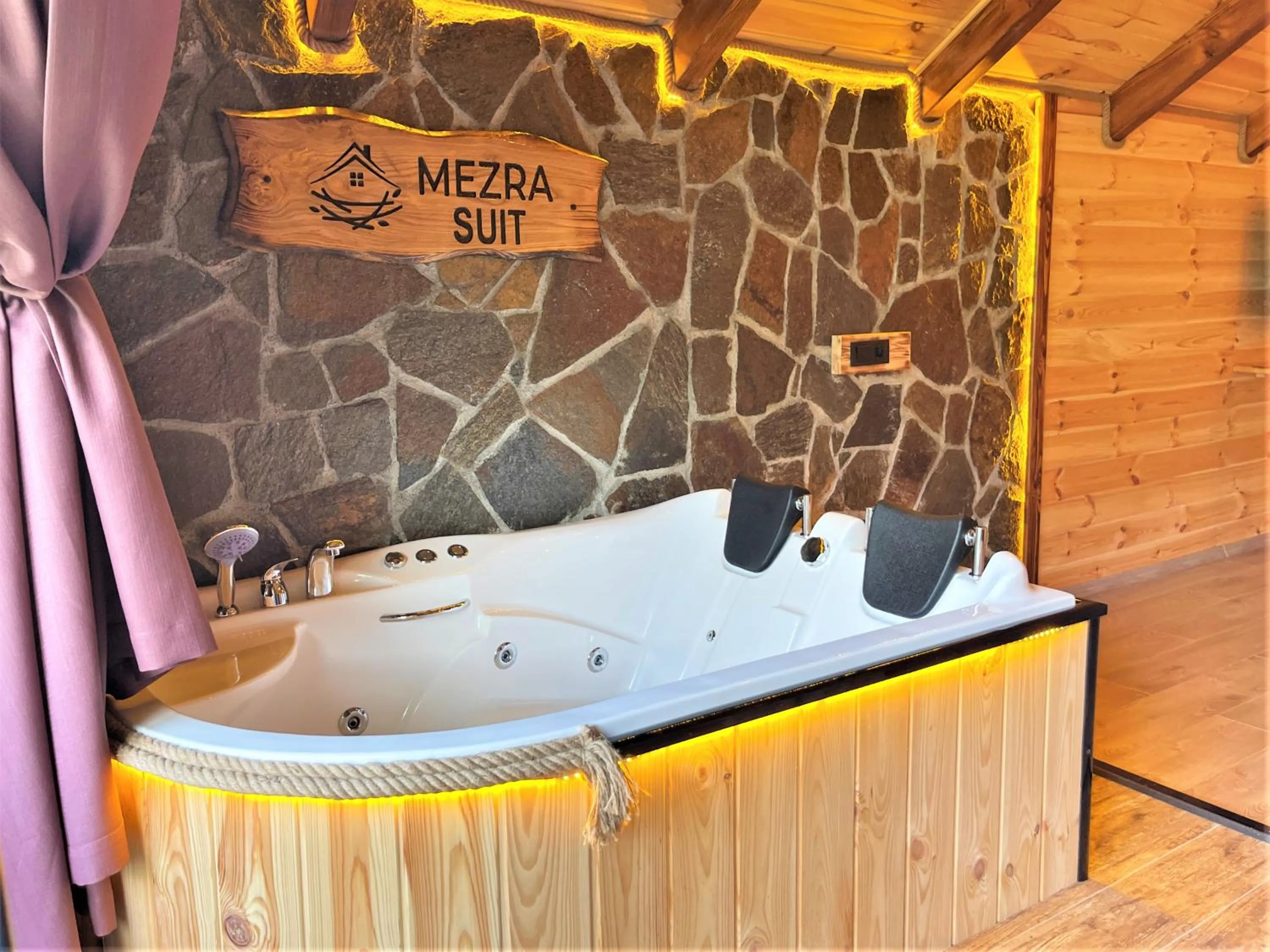 Hot Tub in Mezrasuit Bungalov
