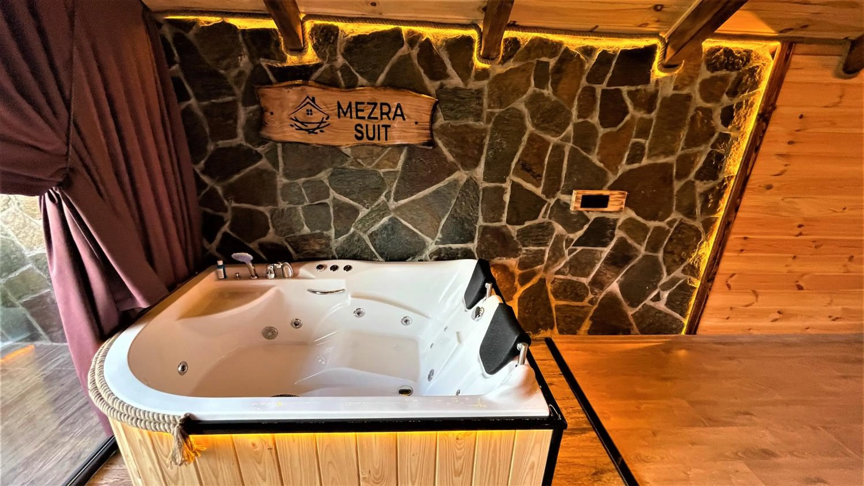 Hot Tub in Mezrasuit Bungalov