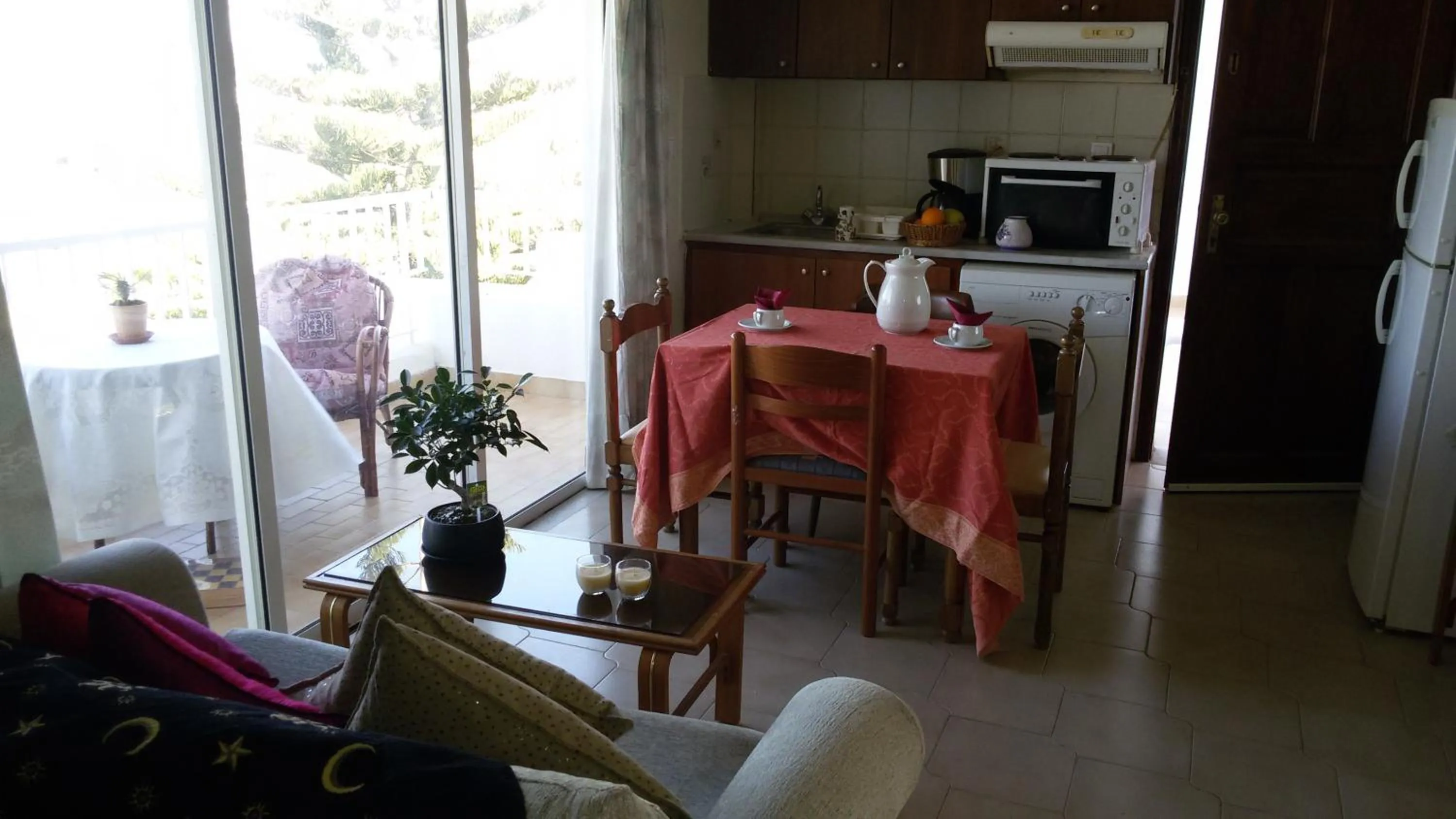 Communal lounge/ TV room in Eftihia Apartments