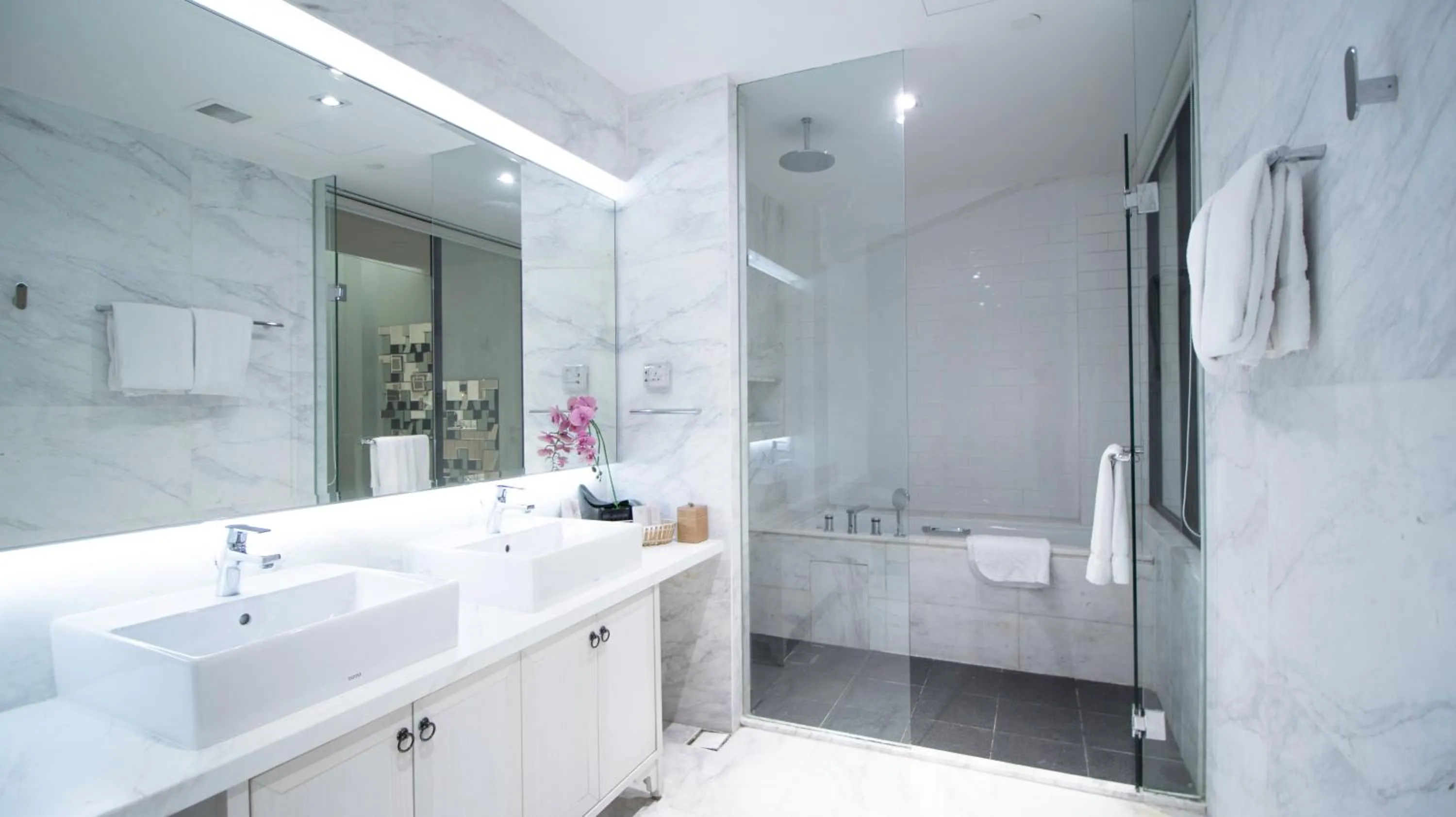 Shower in Hotel NuVe Heritage