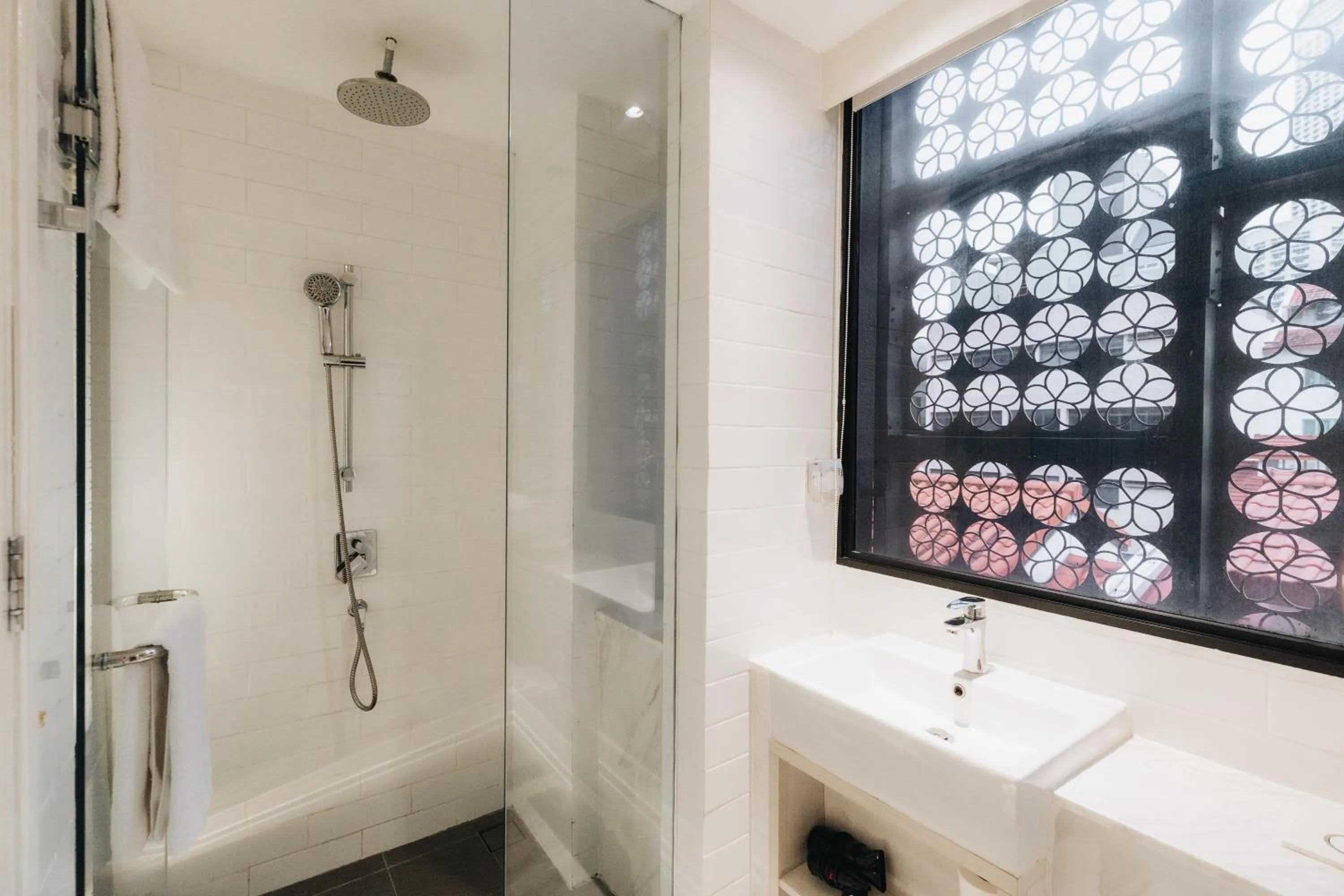 Shower in Hotel NuVe Heritage