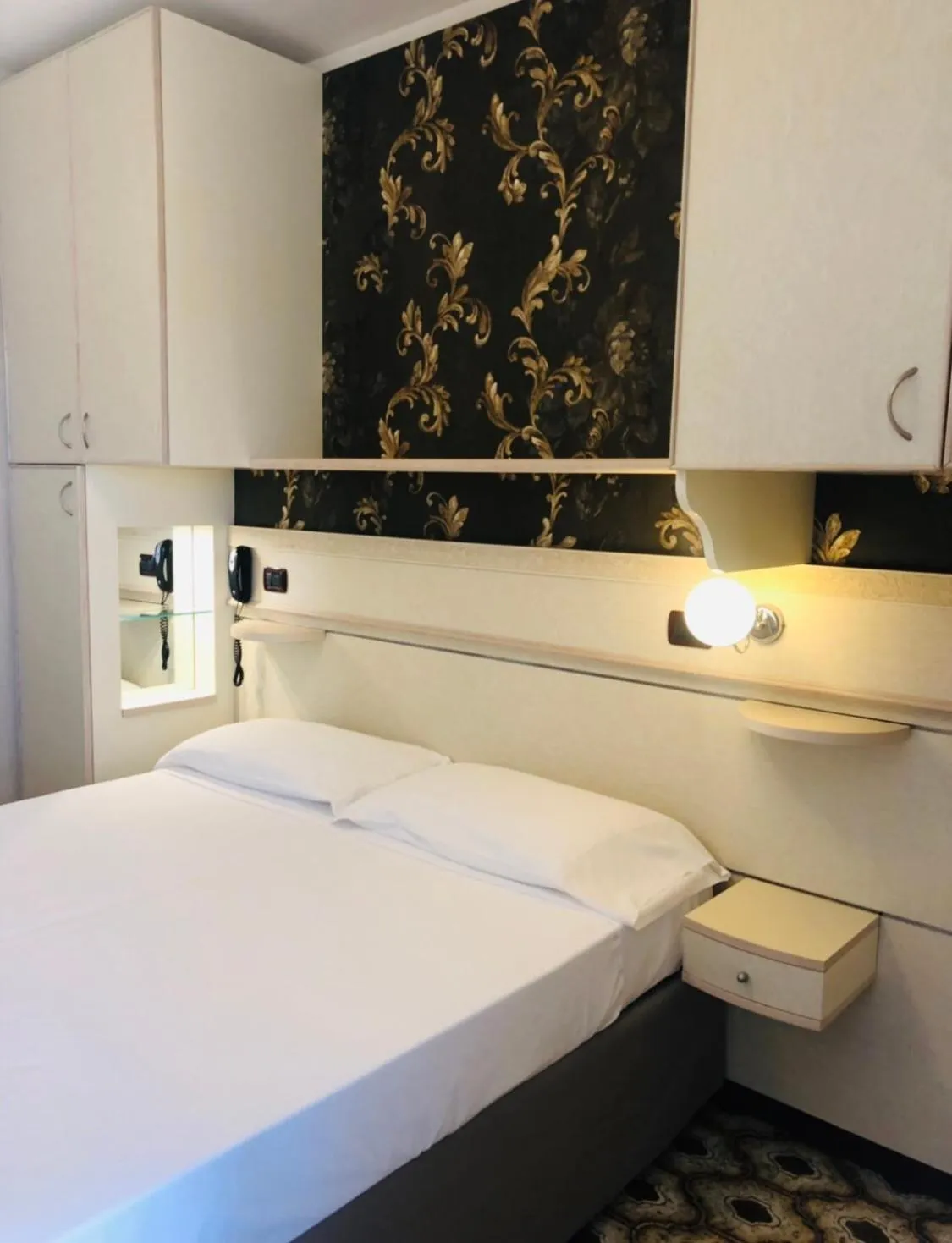 Bedroom, Bed in Hotel Flamingo