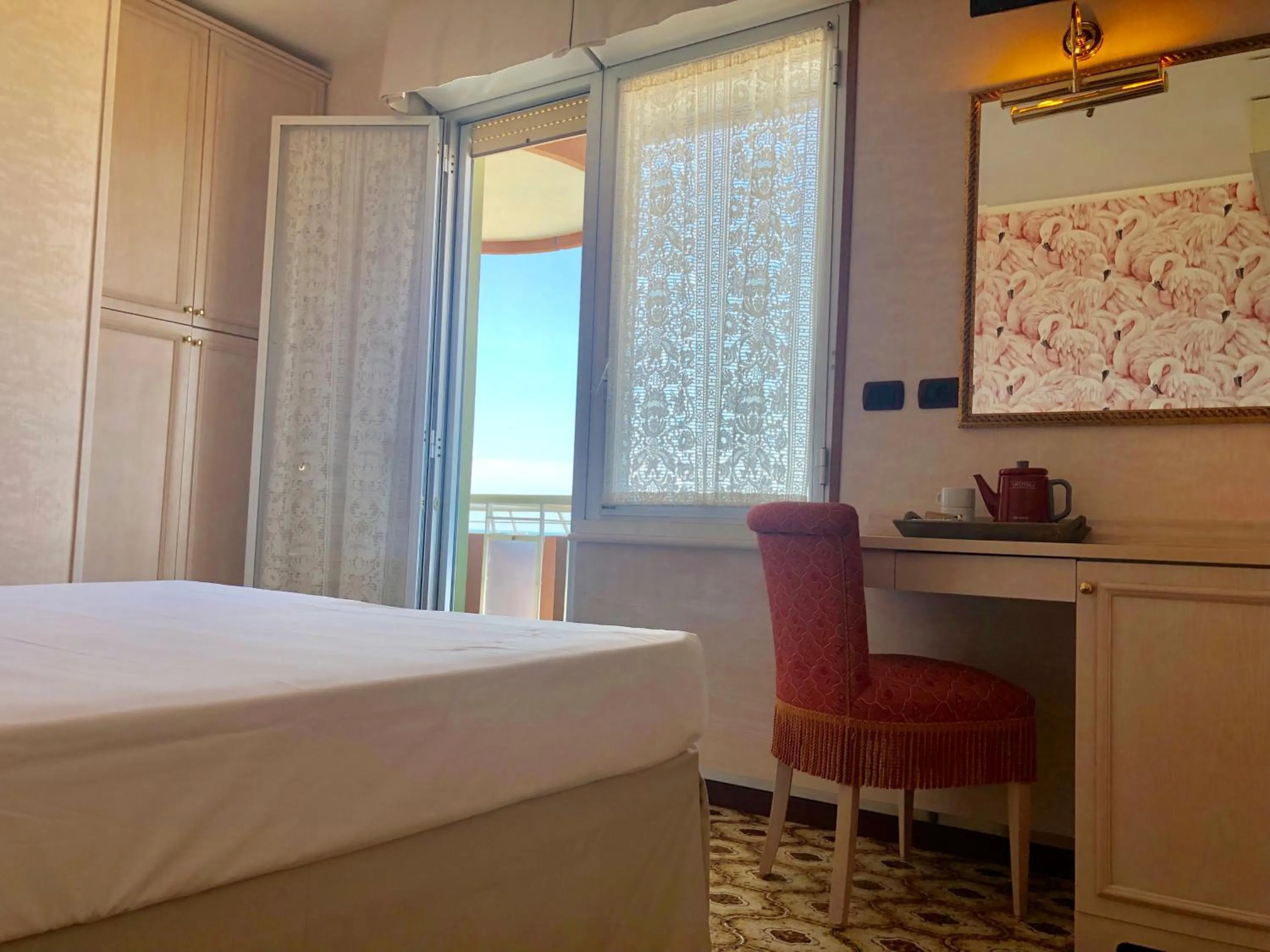 Balcony/Terrace, Bed in Hotel Flamingo