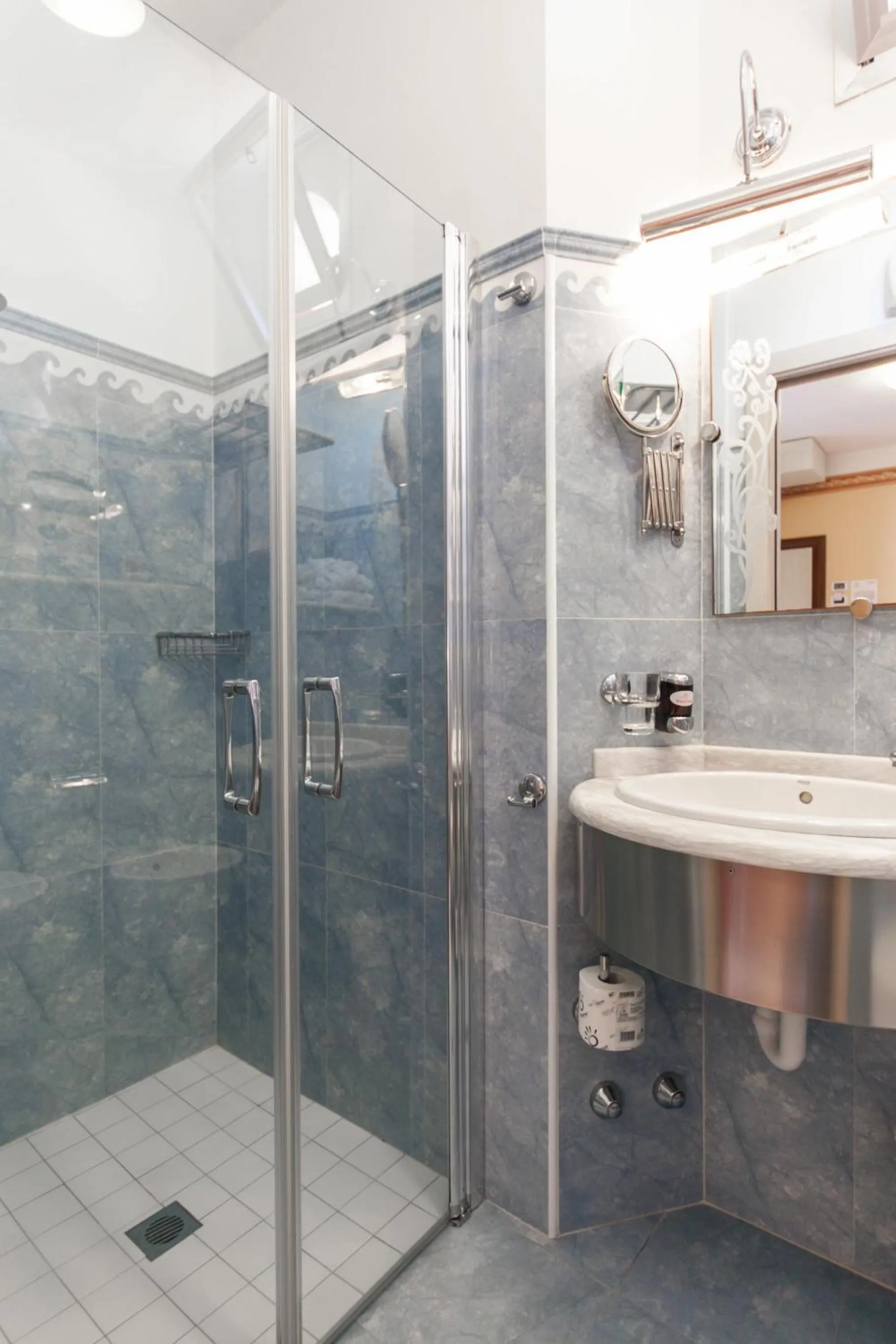 Shower in Hotel Flamingo