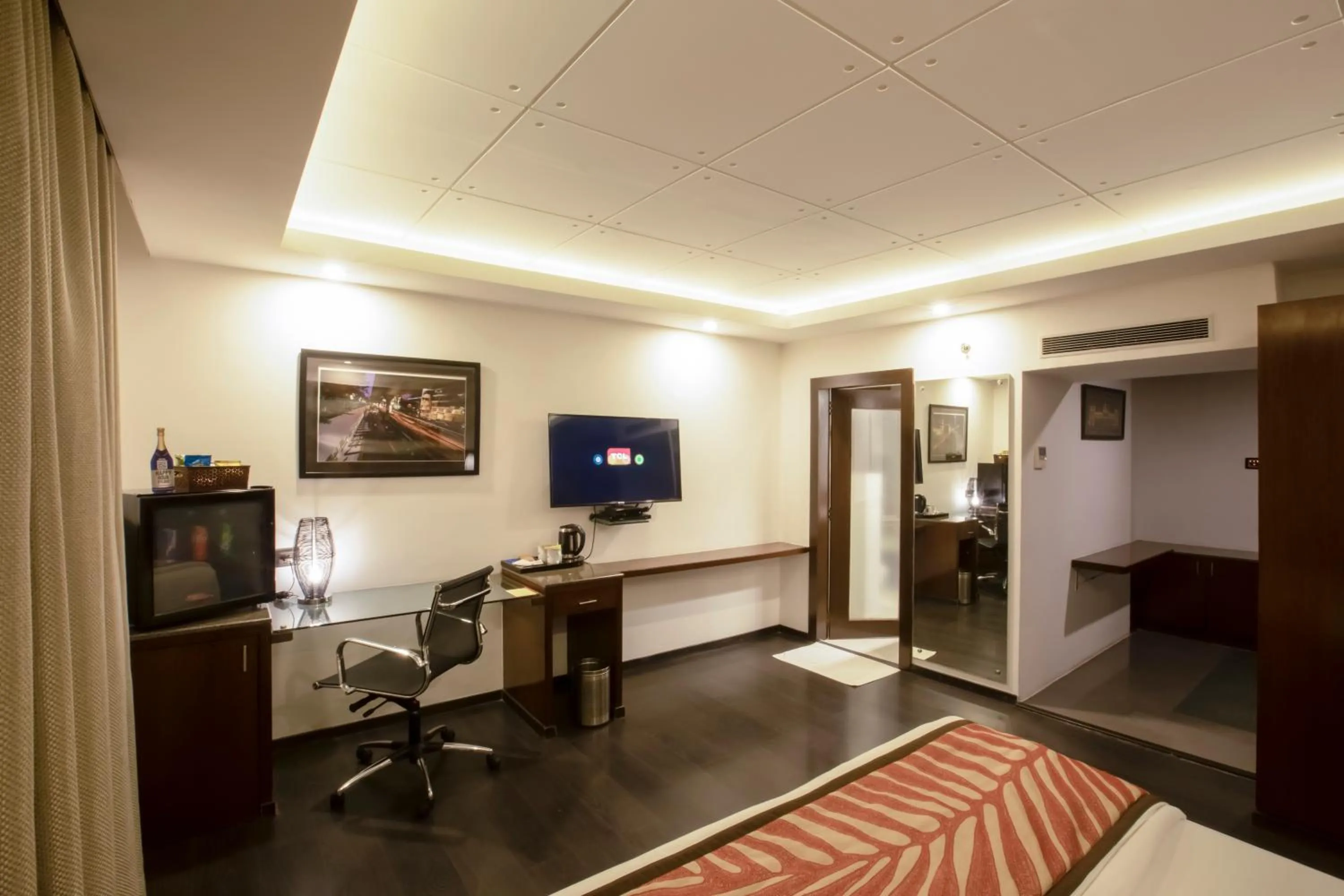 Photo of the whole room in The Cunningham Hotel Bangalore