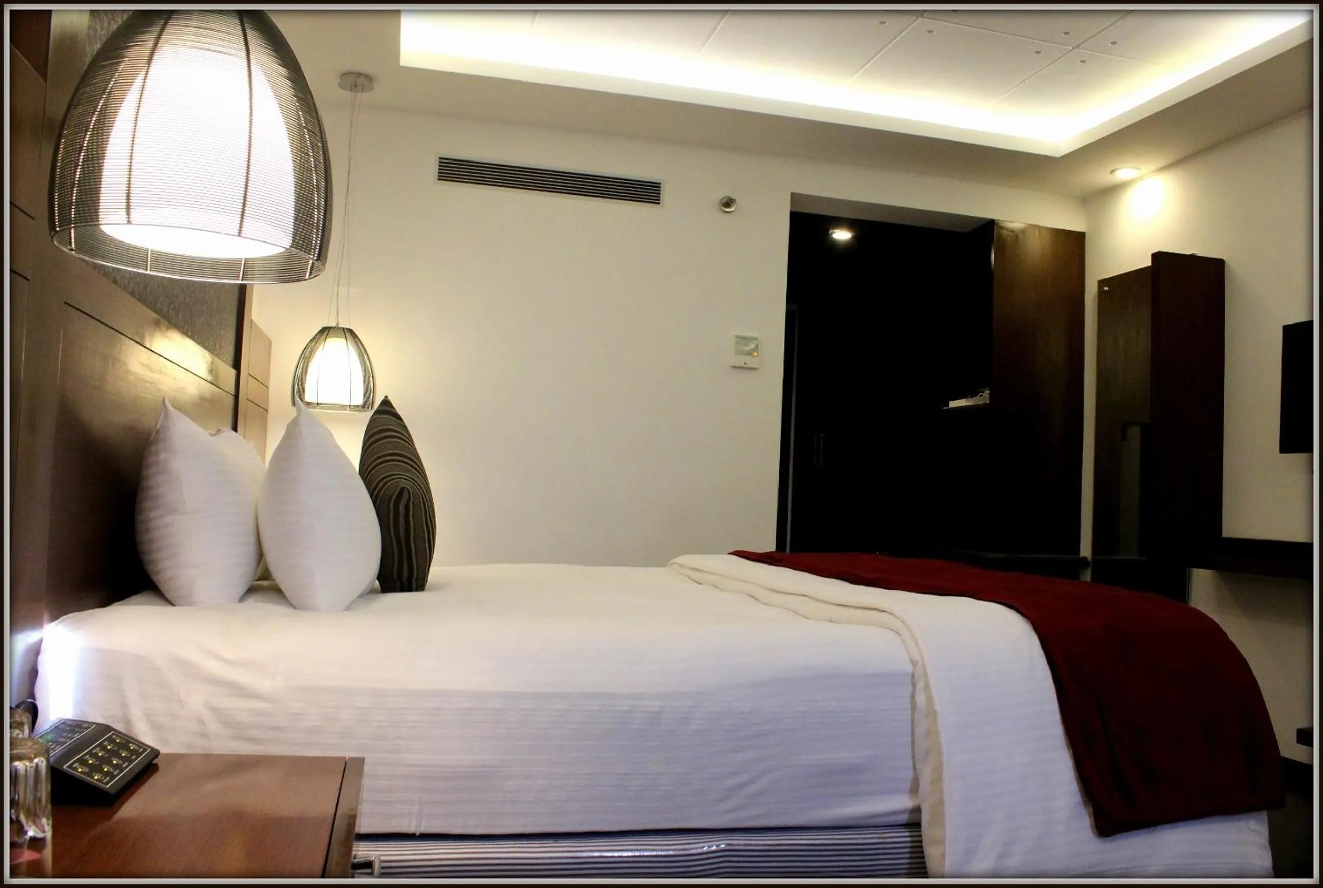 Bed in The Cunningham Hotel Bangalore