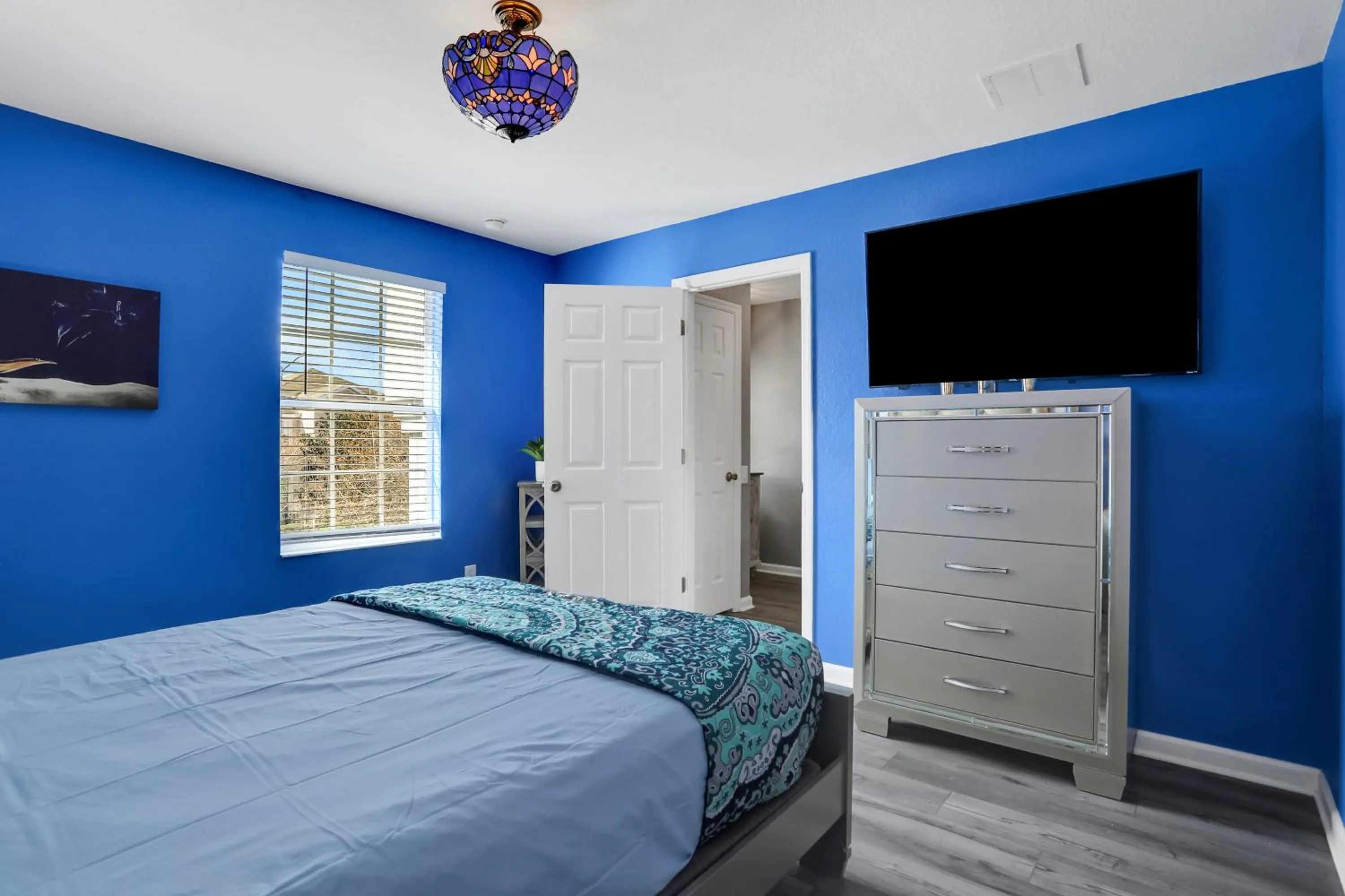 Bed in Themed Luxury 6BR Getaway with Resort Amenities