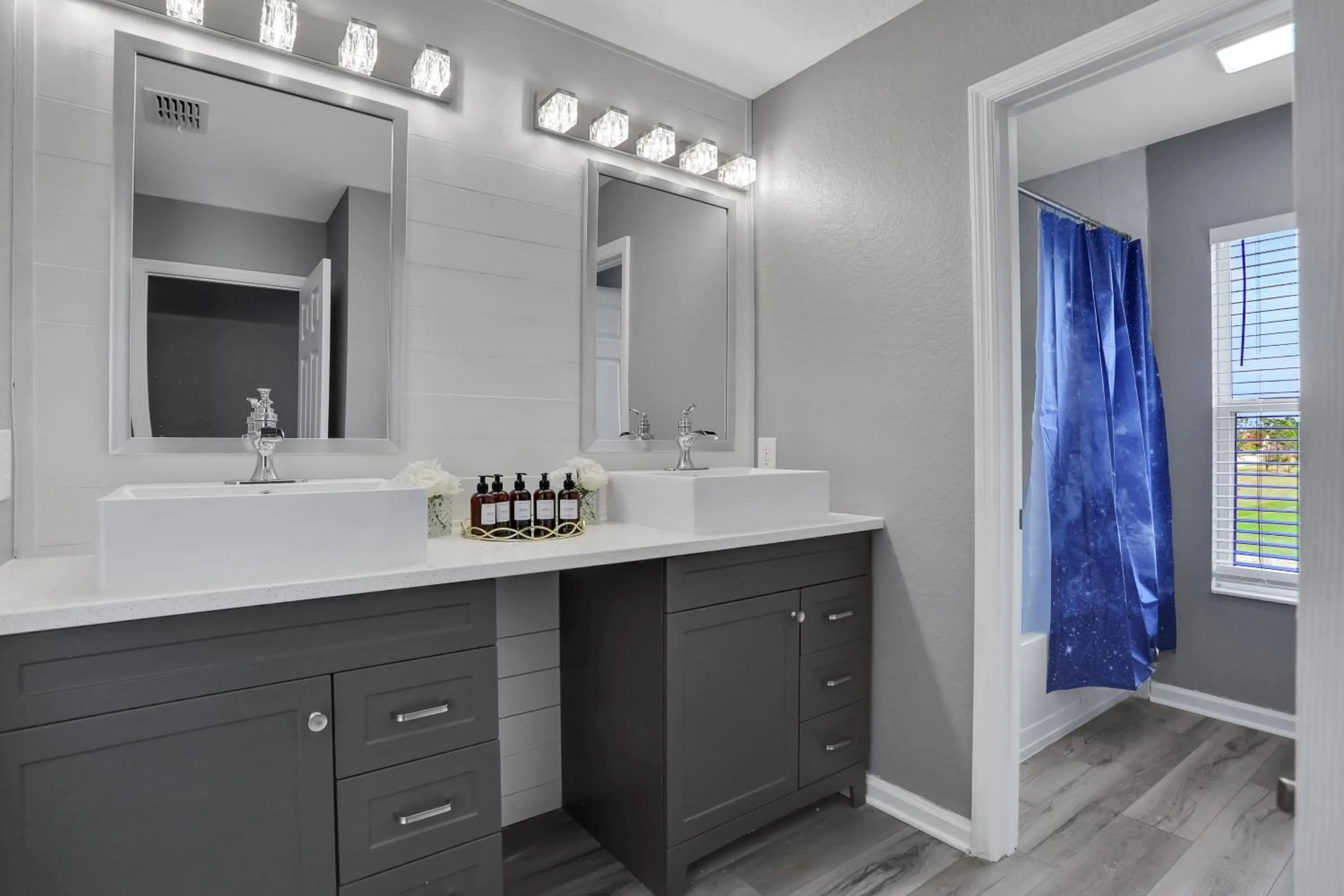 Themed Luxury 6BR Getaway with Resort Amenities