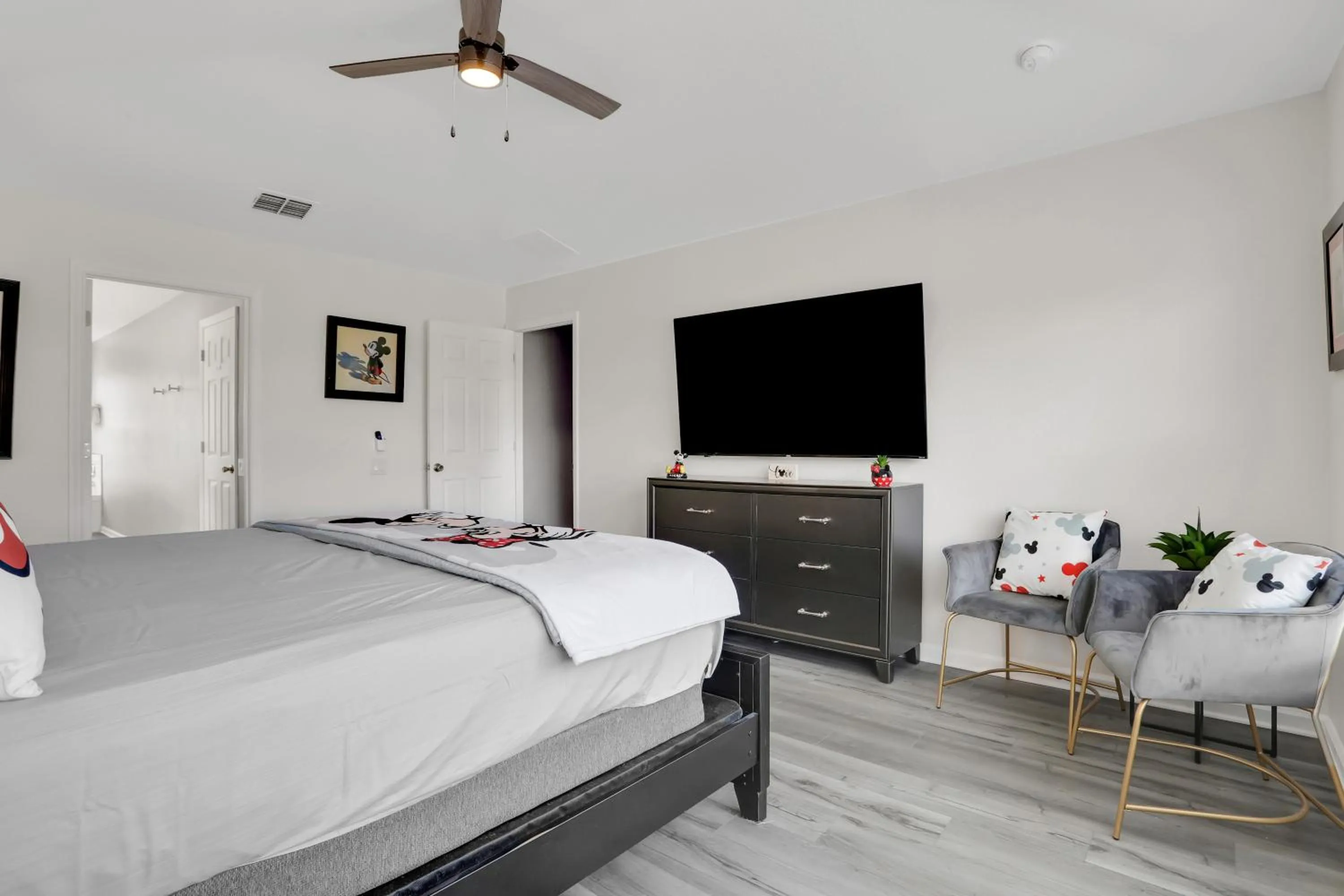 Bed in Themed Luxury 6BR Getaway with Resort Amenities
